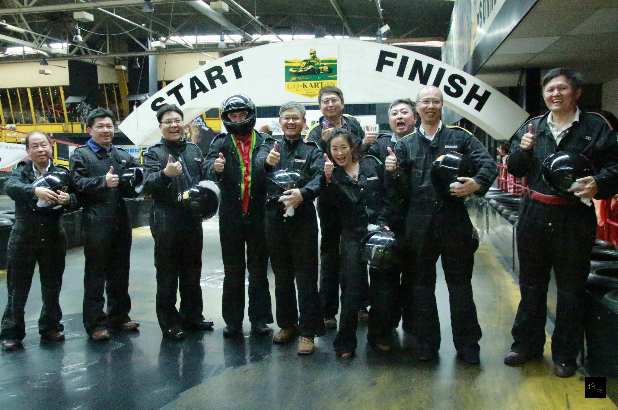 荷蘭台灣鄉親聯誼會舉辦端午節慶祝活動，駐荷蘭代表李光章和與會貴賓一起為卡丁車比賽開幕。（駐荷蘭代表處提供）