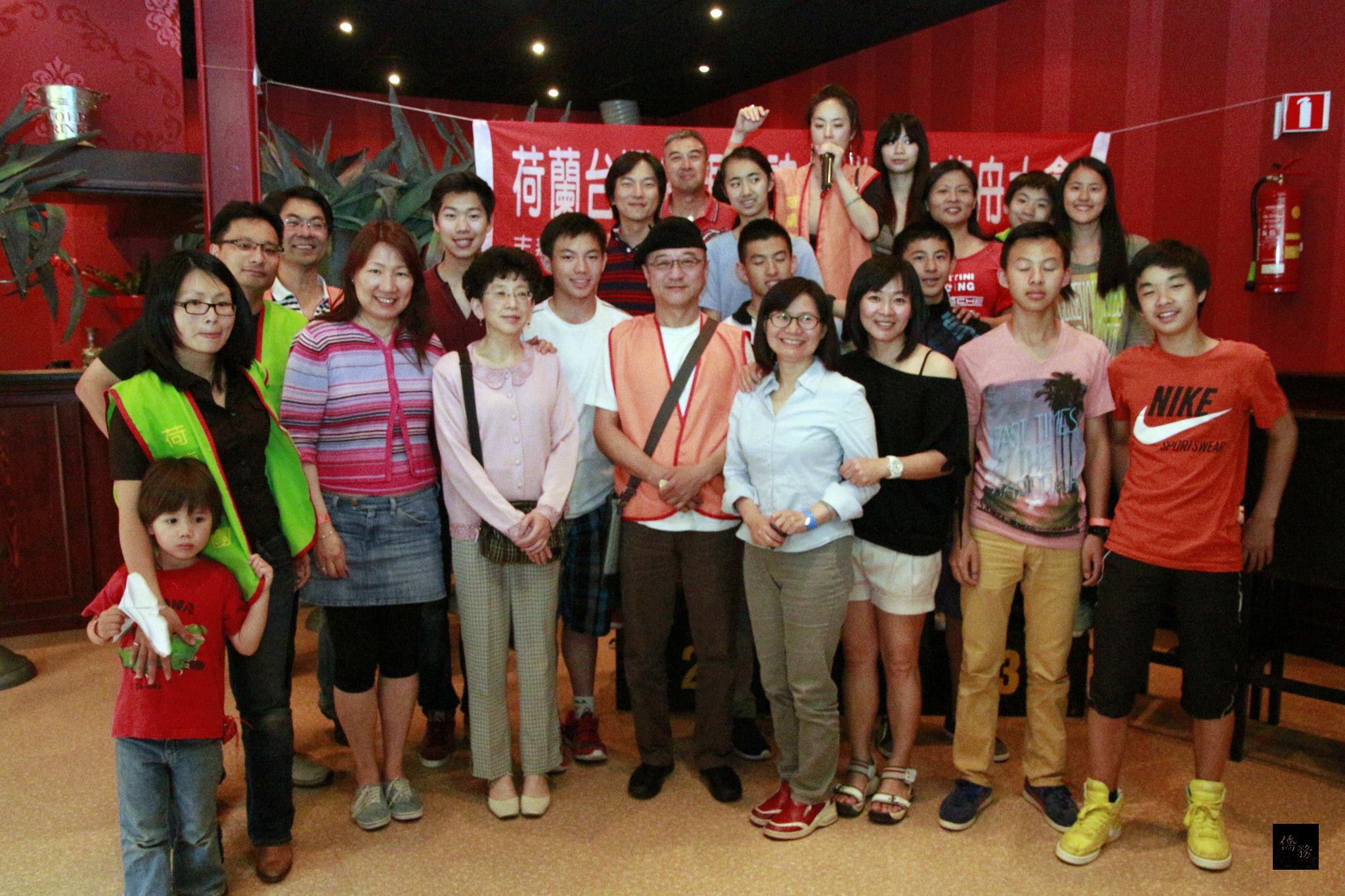 荷蘭台灣鄉親聯誼會舉辦端午節慶祝活動，與會志工合影。（駐荷蘭代表處提供）