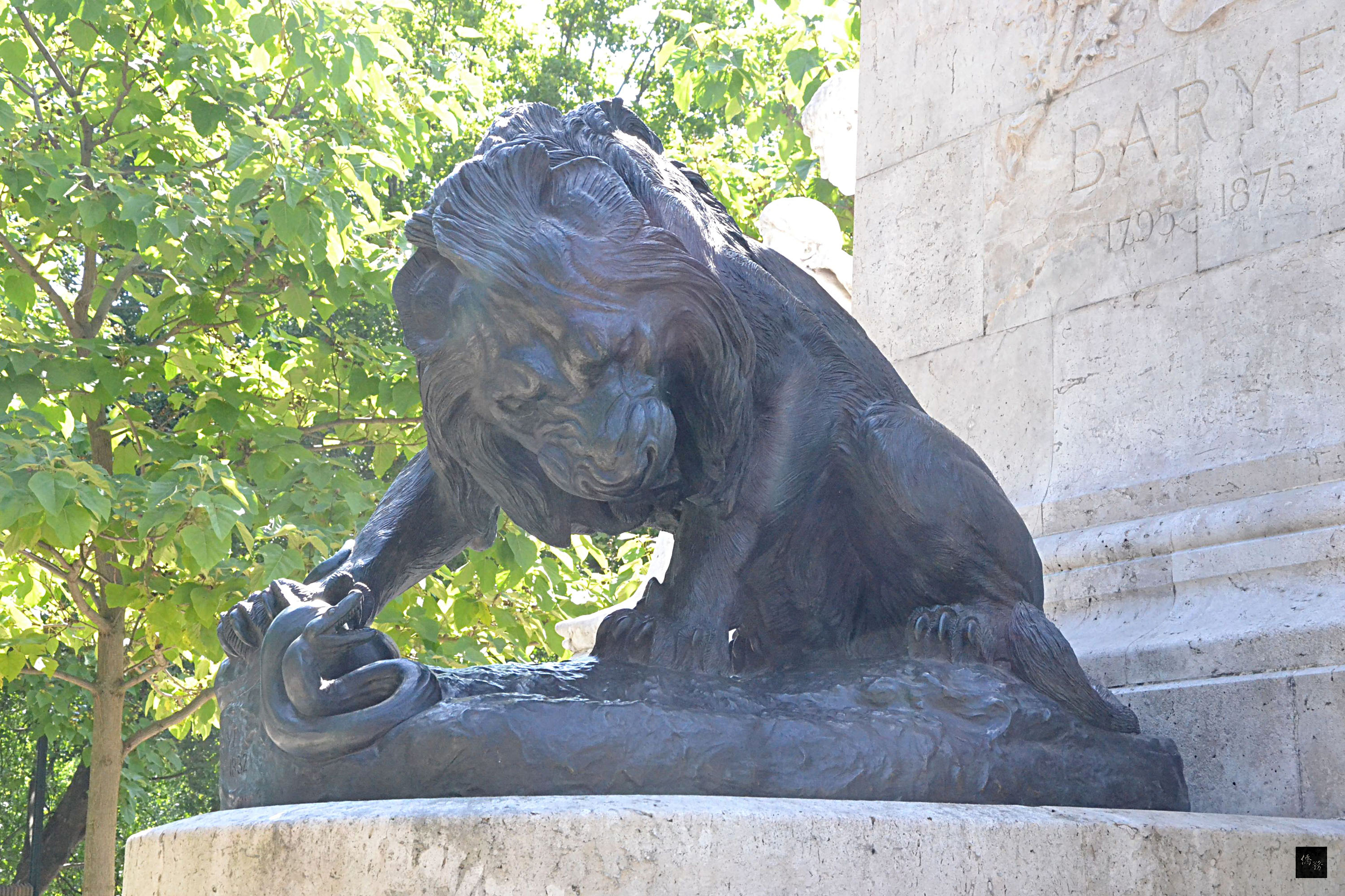 巴黎1座向雕刻家巴利致敬的小公園,數十年前放著幾尊銅雕作品,在戰時卻被熔燬用於武器製造。奇美博物館將收藏的巴利作品複製,放回公園,重現和平風景。(中央社提供)