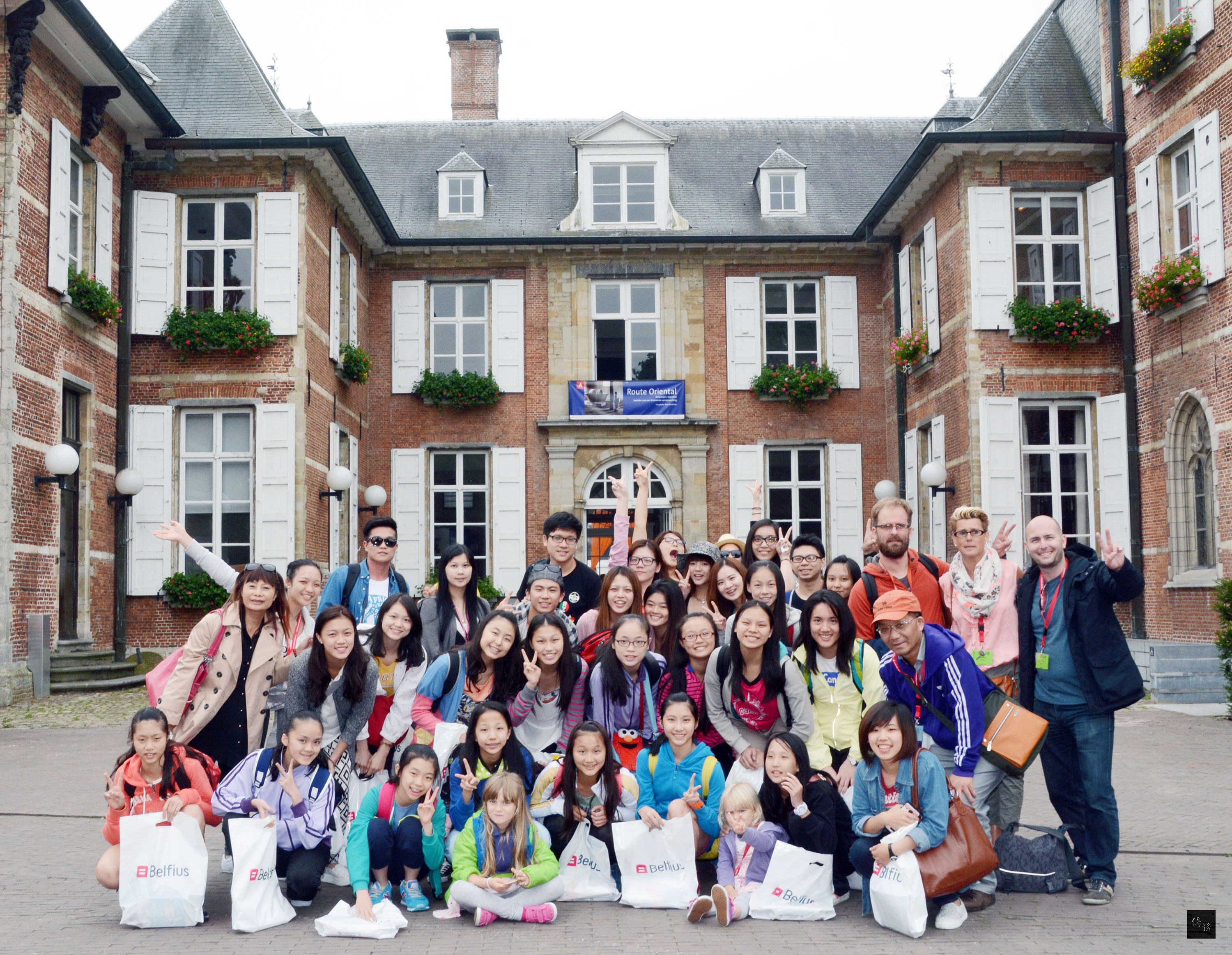 方相舞蹈團由團長羅瑛芳帶領前往比利時斯沃騰,參加安特衛普(Antwerpen)斯沃騰世界民俗藝術節,將台灣傳統舞蹈藝術文化之美,推向國際舞台。圖為團員合影。(中央社提供)