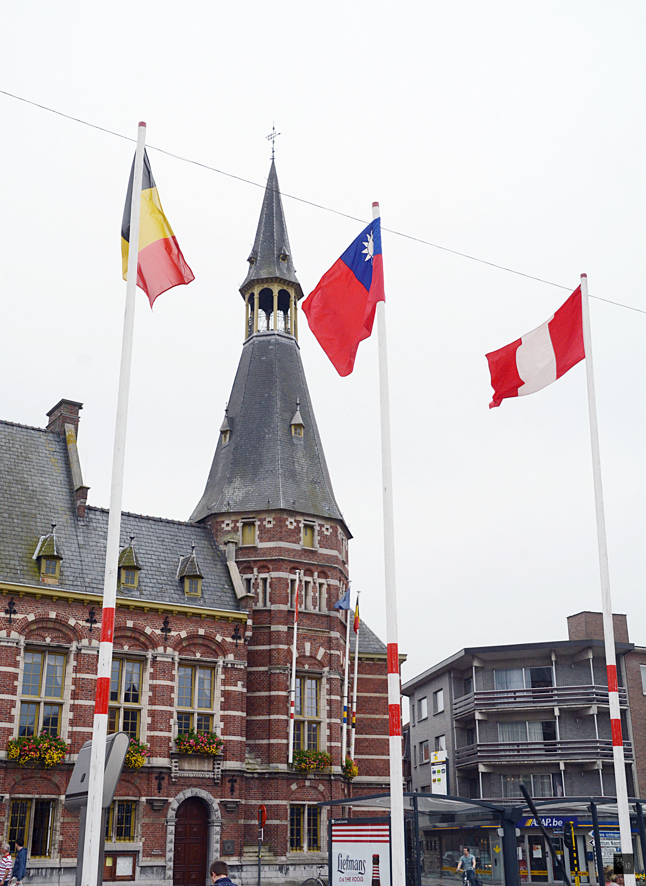 比利時斯沃騰世界民俗藝術節揭幕,在斯沃騰市政廳前升起中華民國國旗,台灣方相舞蹈團展現廟會與舞獅等技藝。(中央社提供)