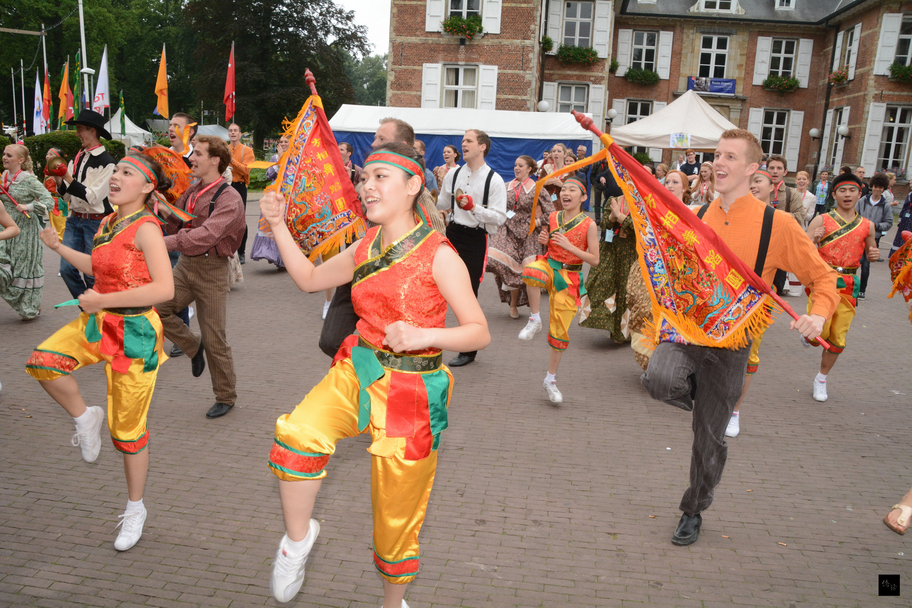 代表台灣受邀參加比利時斯沃騰民俗藝術節演出的方相舞蹈團,團員以「跳鼓陣」與美國楊百翰大學(Brigham Young University)舞團一起交流。(中央社提供)