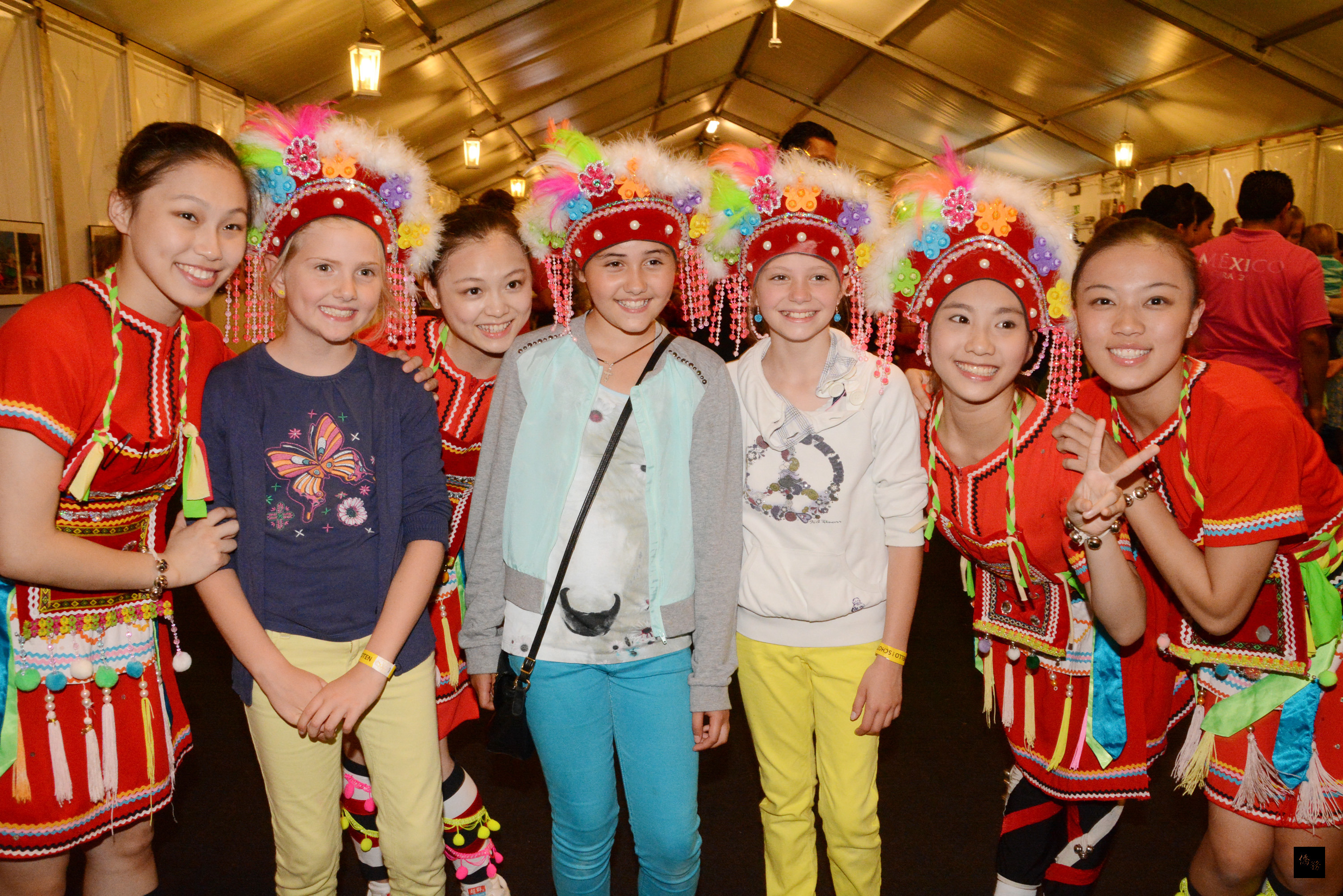 擁有56年歷史的比利時斯沃騰藝術節，以「兒童日」為主題，台灣方相舞蹈團身穿原住民服飾，現場指導原民舞蹈，也讓當地小朋友嘗試穿戴原民頭飾。（中央社提供）