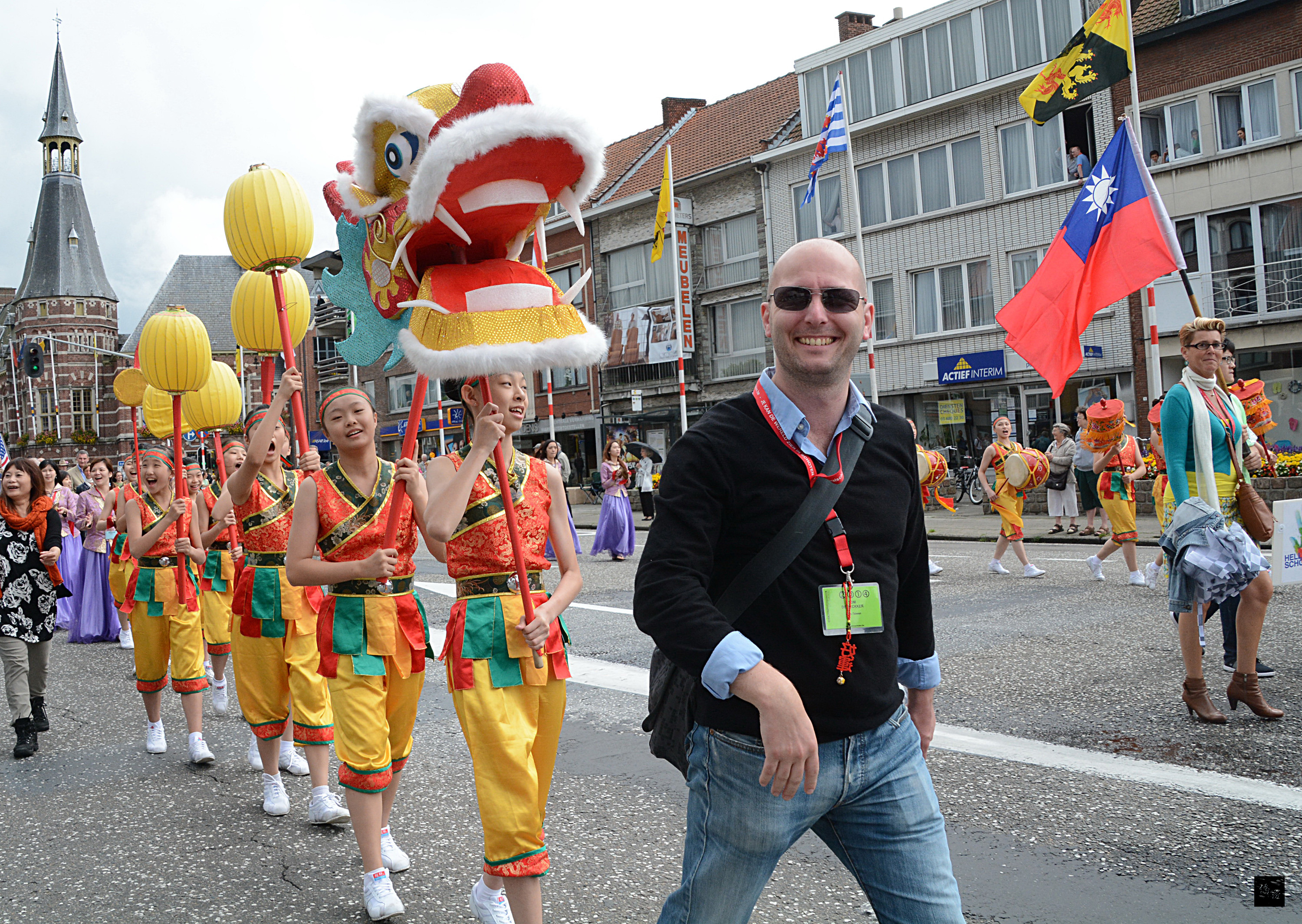 比利時斯沃騰世界民俗藝術節踩街，各國展現特色舞蹈尬場拚人氣。台灣方相舞蹈團穿黃色「跳鼓陣」舞衣的成員，沿途高喊口號，頗具氣勢。（中央社提供）
