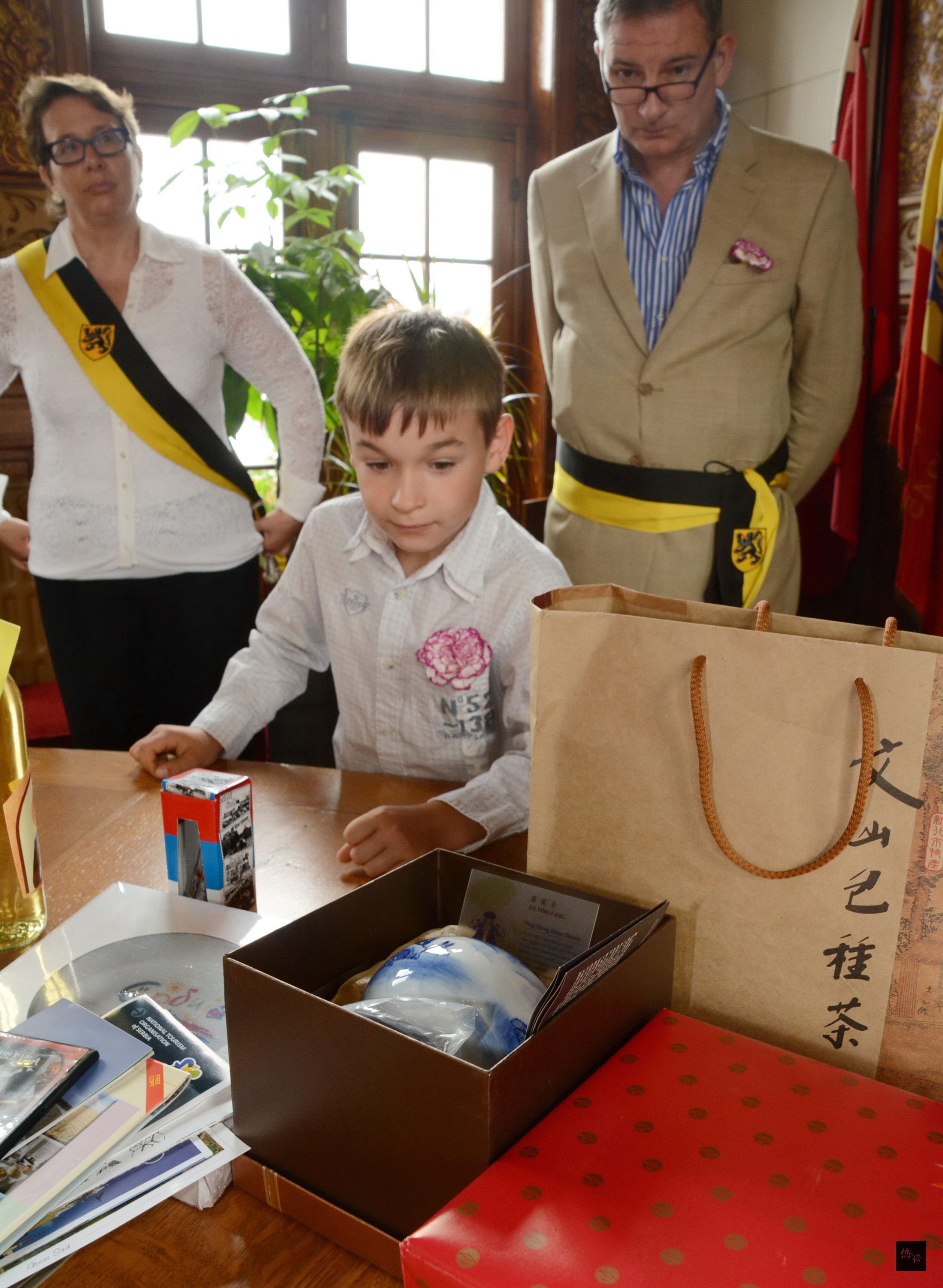 新北市鶯歌青花瓷、文山包種茶，在比利時斯沃騰世界民俗藝術節的伴手禮受喜愛，藝品與特產在世界舞台爭光。（中央社提供）