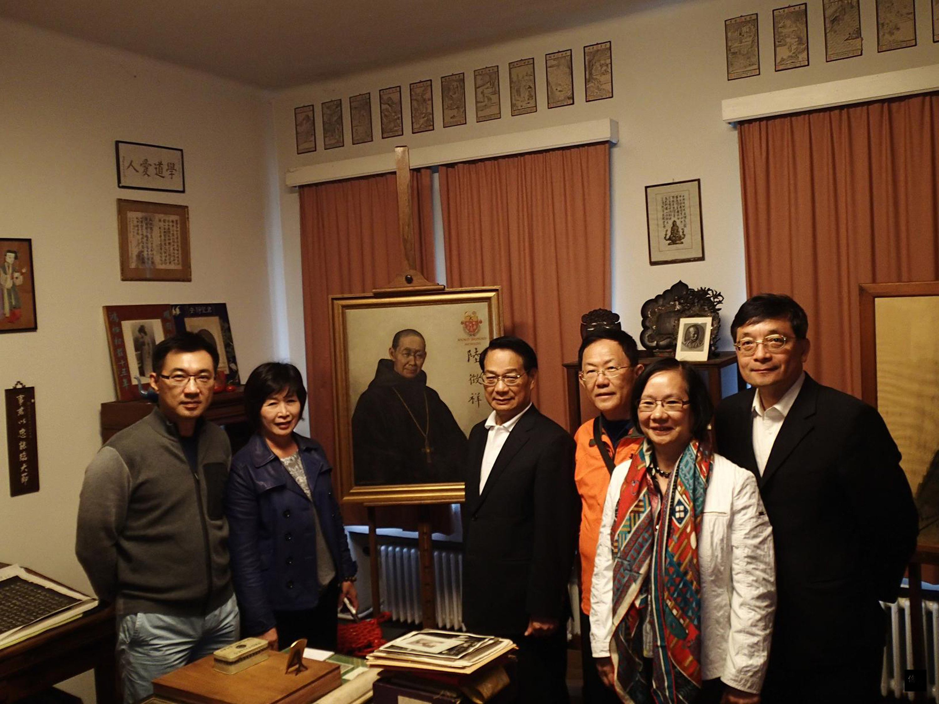 立委團13日參訪中華民國首任外交總長、巴黎和會代表團團長陸徵祥紀念室。左起：立法委員江啟臣、鄭汝芬、呂學樟、丁守中、羅淑蕾、李桐豪。（中央社提供）