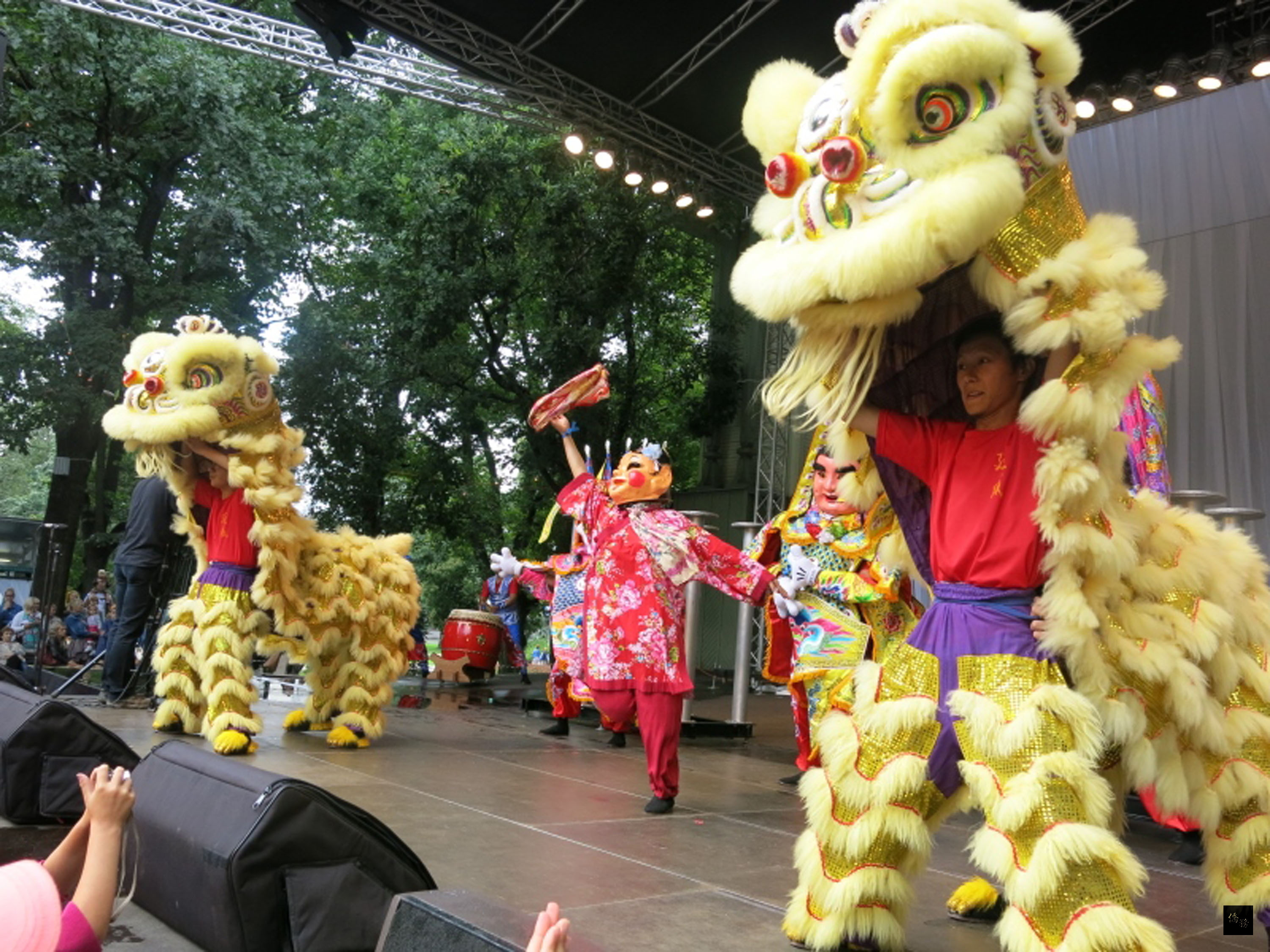 台灣「廷威醒獅劇團」10人，參加拉脫維亞首都里加市813周年城慶，15日及16日在市中心的表演，吸引4000名當地民眾觀賞，獲熱烈回響。（中央社提供）