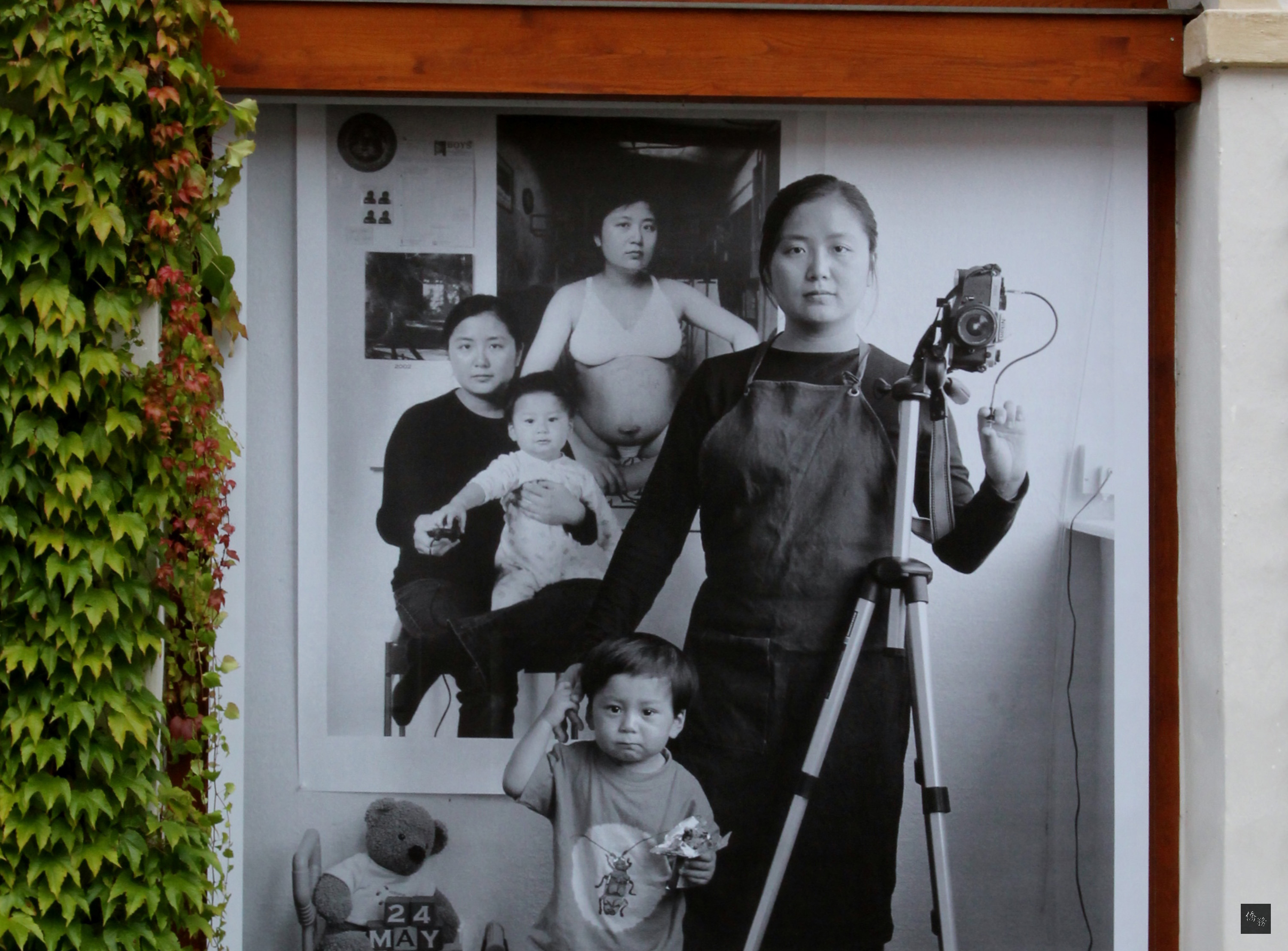 中華民國駐捷克代表處辦「台灣女性攝影家作品展」捷克巡迴展獲專業人士重視。捷克攝影博物館特別要求將1幅汪曉青作品製作巨幅複製品,長期懸掛於中庭。(中央社提供)