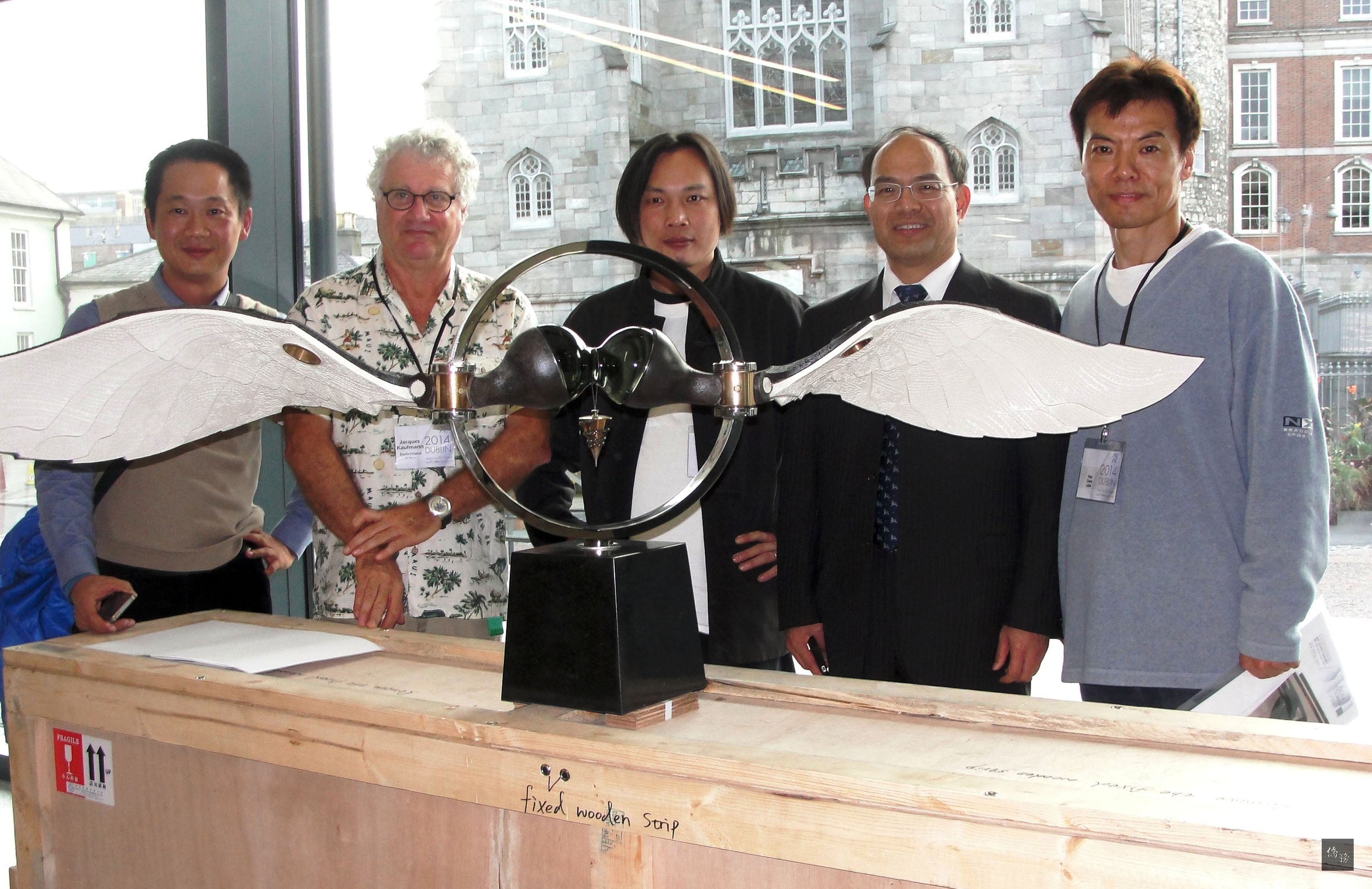 聯合國教科文組織國際陶藝學會會員大會在愛爾蘭都柏林舉行,台灣工藝師施宣宇作品「御風瀚羽-鴻鵠之志」在會場展出。(中央社提供)