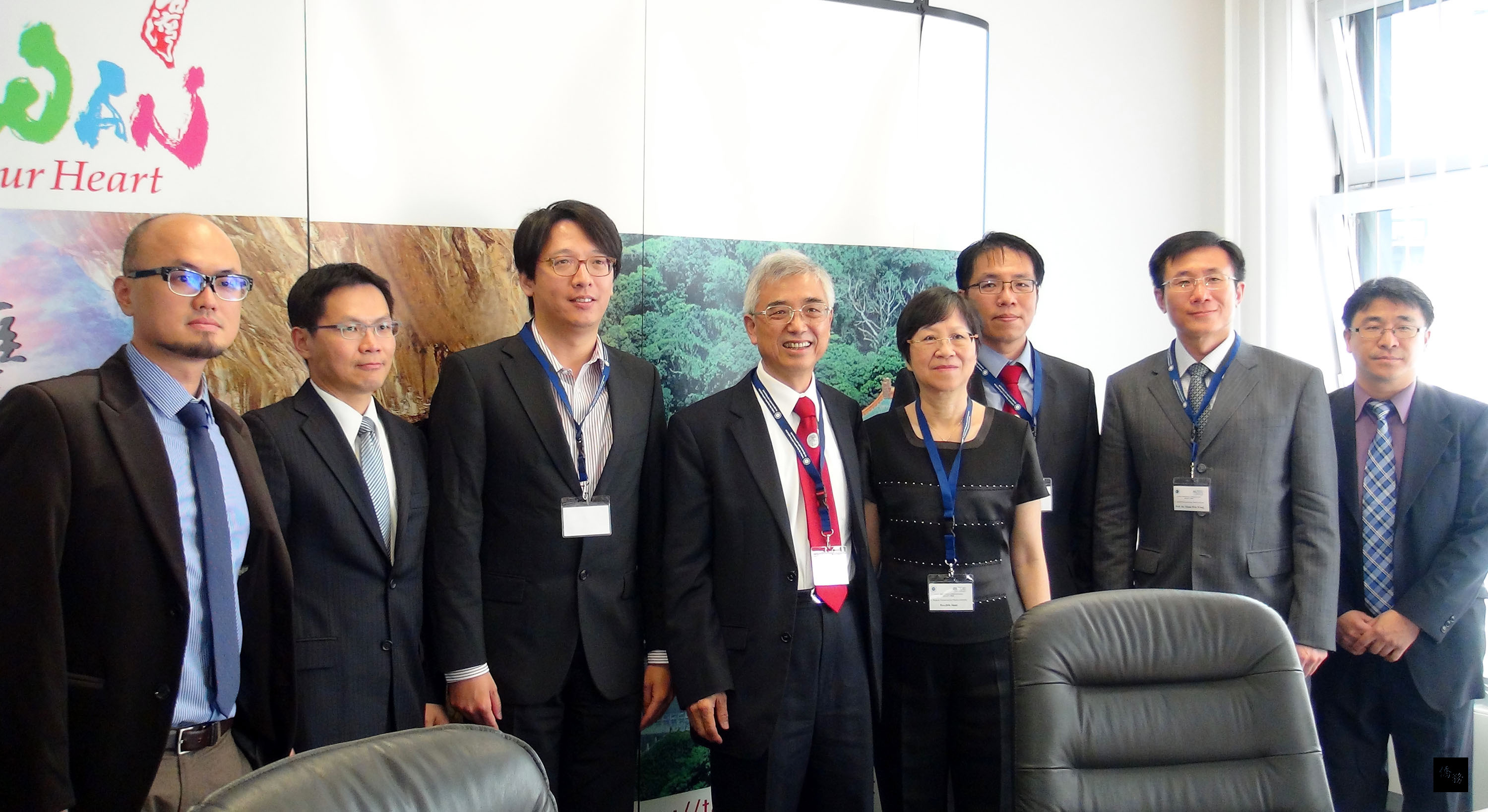 中華民國法務部政務次長吳陳鐶(右五)、法務部國際及兩岸法律司檢察官黃正雄與多位台灣法學教授在柏林參加第4屆台德刑法論壇。(中央社提供)