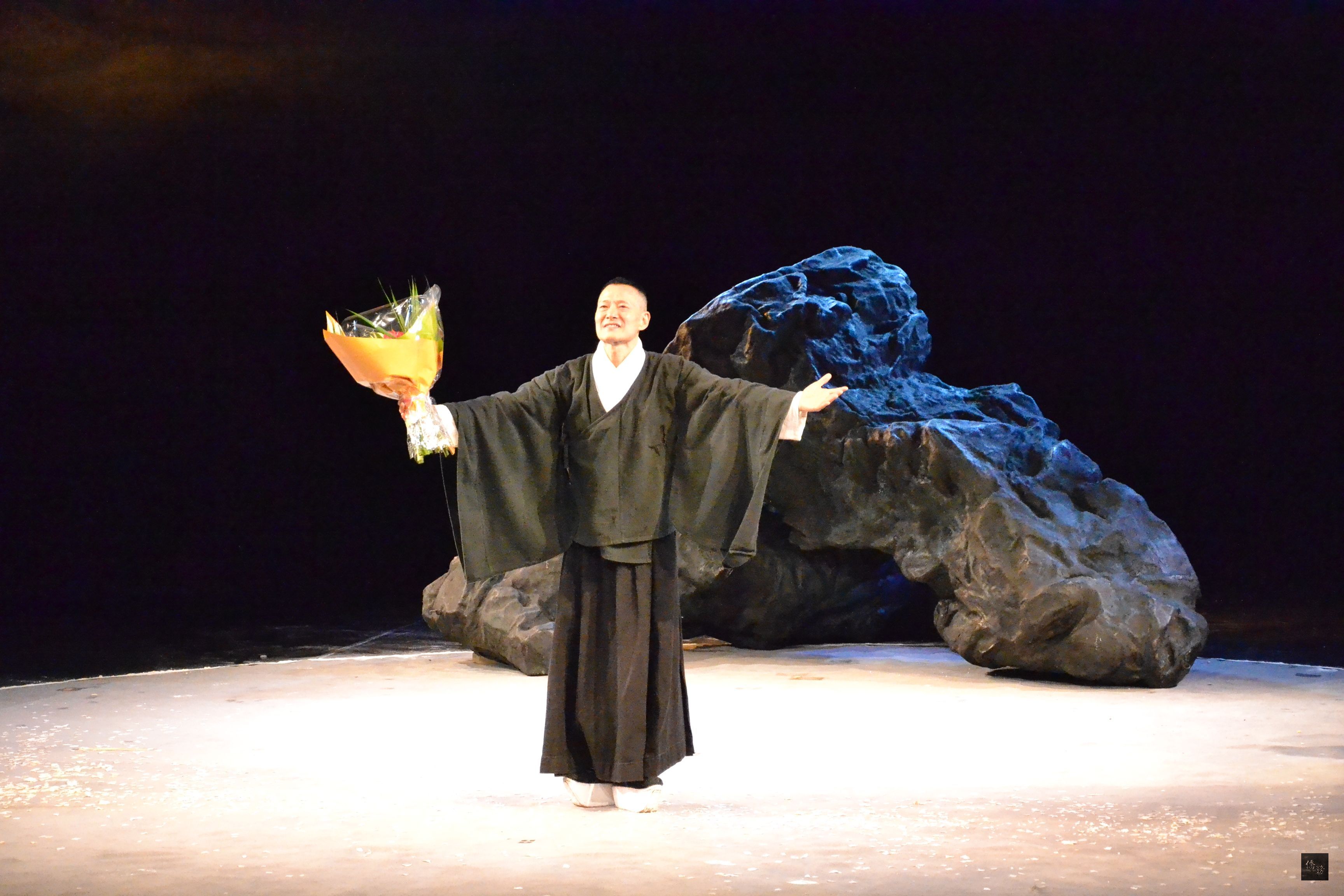 台灣當代傳奇劇場創辦人吳興國帶著「李爾在此」重回巴黎,觀眾熱情掌聲讓吳興國謝幕多次才得下台換裝。(中央社提供)