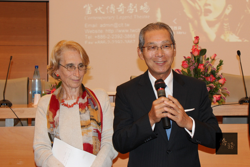 駐義大利代表高碩泰與羅馬第三大學副校長康屠(Francesca Cantu),9日上午共同主持「台灣文化周」開幕典禮。(中央社提供)