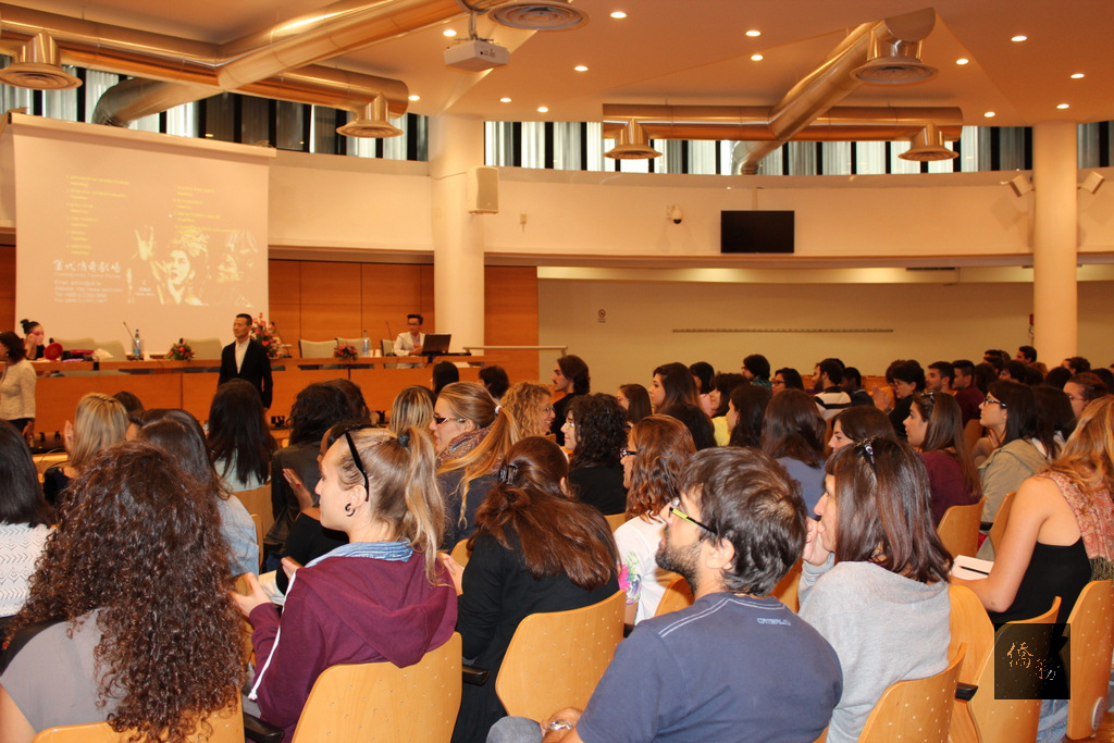 「當代傳奇劇場」藝術總監吳興國,向羅馬第三大學師生講授,台灣藝文表演團體如何以創新手法詮釋傳統戲劇。(中央社提供)