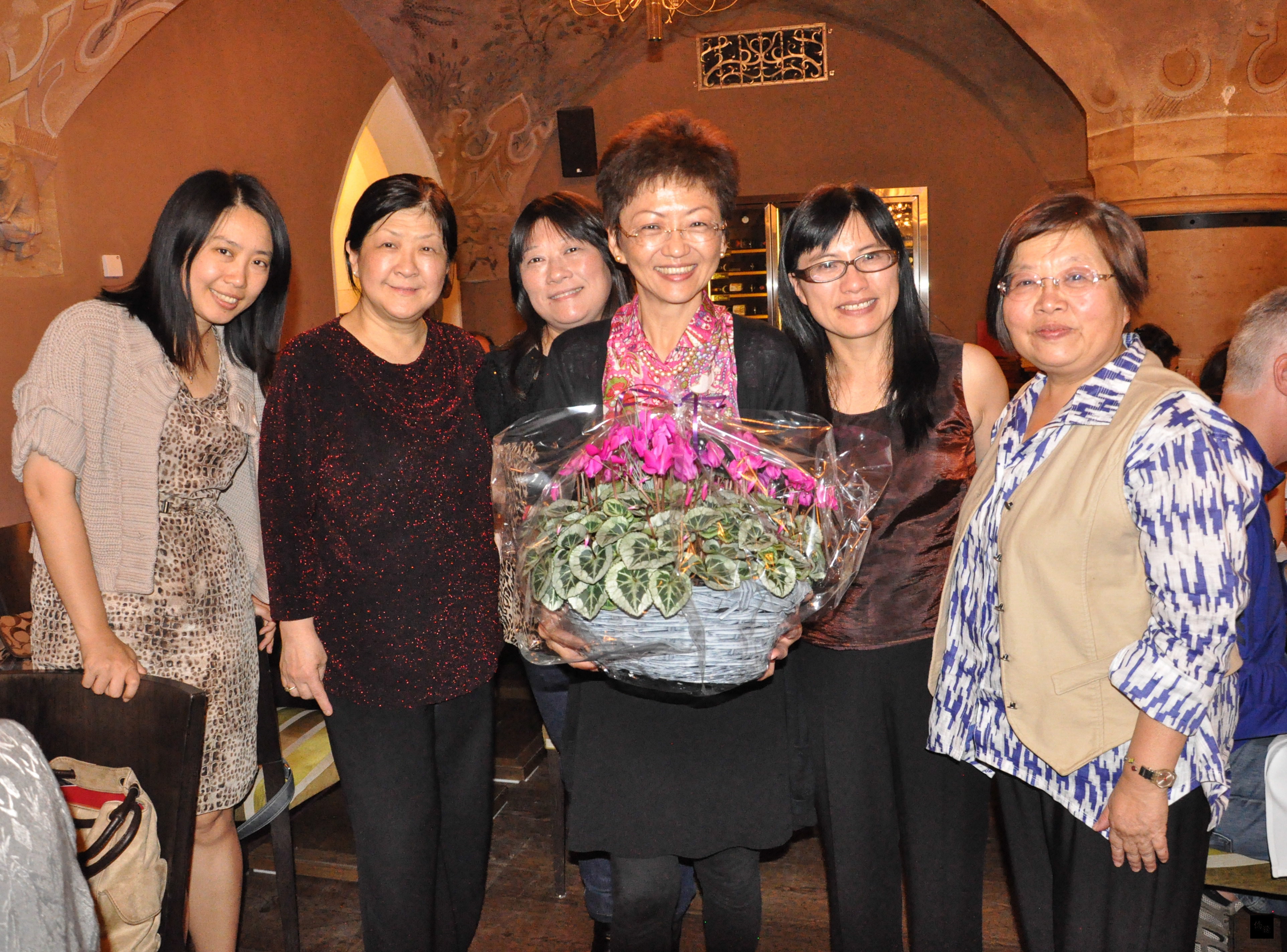 駐慕尼黑辦事處處長張維達夫人（中）出席慕尼黑僑團共同舉辦的歡迎餐會，並與出席僑胞合影。（慕尼黑宏觀電視特聘記者陳佳妏提供）