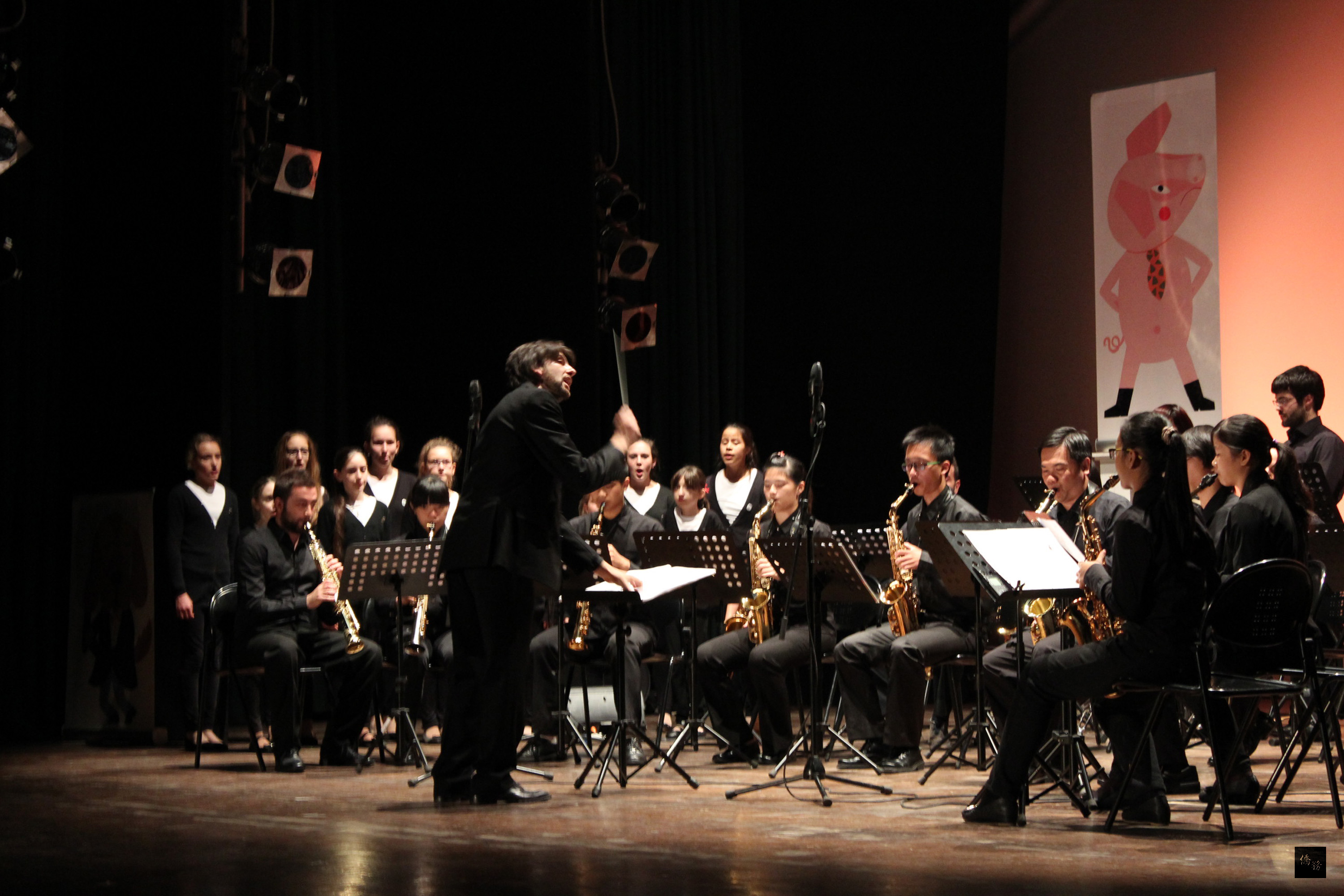 台中「后里之音」薩克斯風樂團應邀於當地時間26日在羅馬巿馬西莫劇院,與艾可澈音樂學院學生共同演出兒童少年音樂喜劇「快樂農場」慈善義演。(中央社提供)