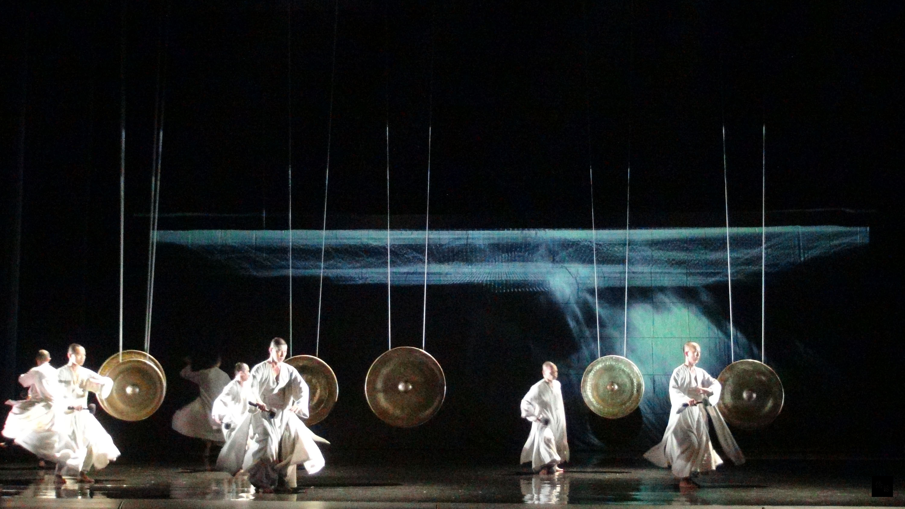 知名打擊樂團「優人神鼓」獲邀在今年的比利時布魯日舞蹈節演出。這次的舞作「時間之外」是首度在歐洲演出,也是劇團首次嘗試加入現代聲光科技,讓觀眾有不同的感受。(中央社提供)