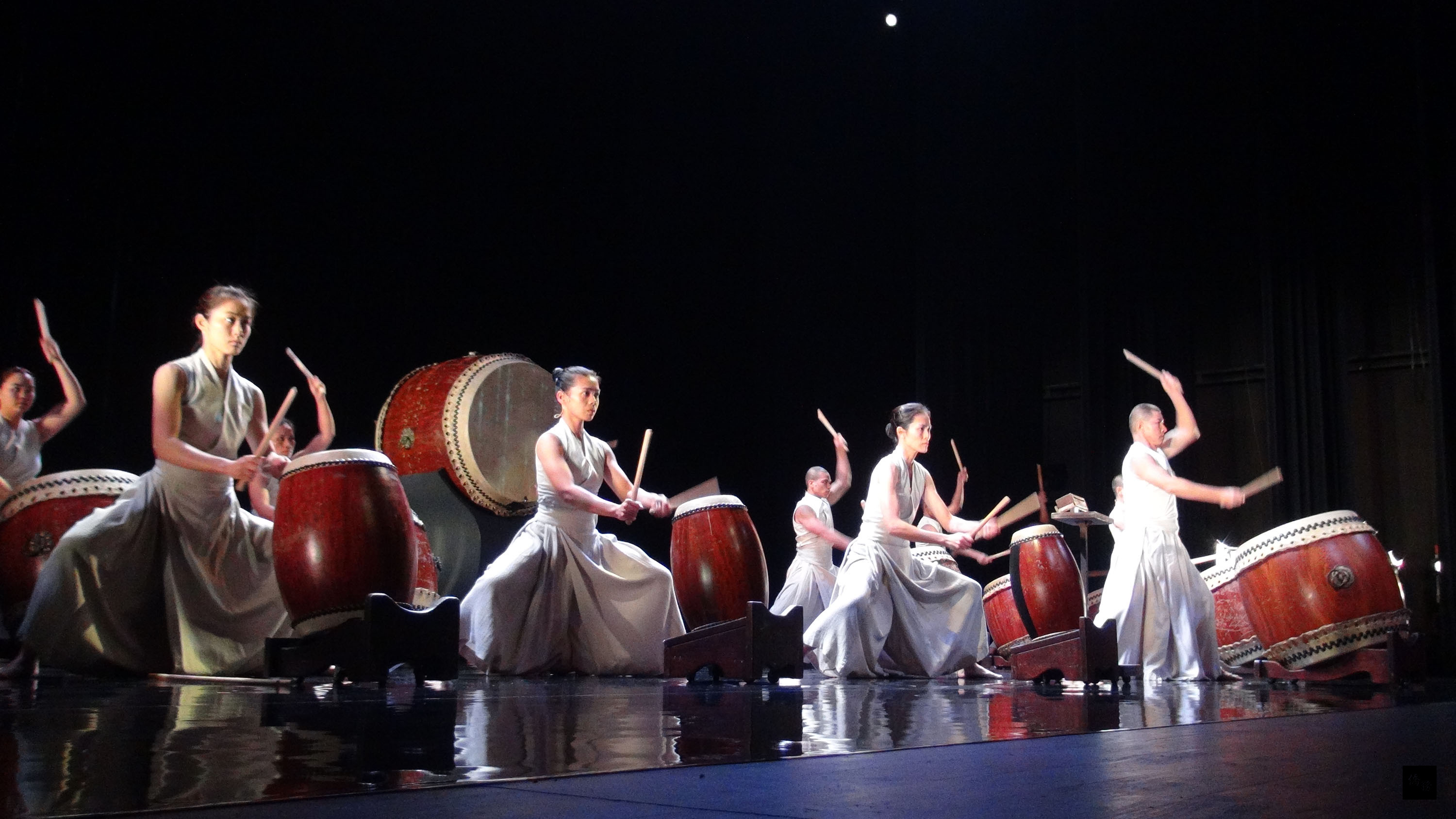 知名打擊樂團「優人神鼓」獲邀在今年的比利時布魯日舞蹈節進行開幕演出。策展人瑞麥克斯盛讚優人神鼓的演出動人,讓歐洲觀眾可以看到不一樣的亞洲現代舞蹈。(中央社提供)