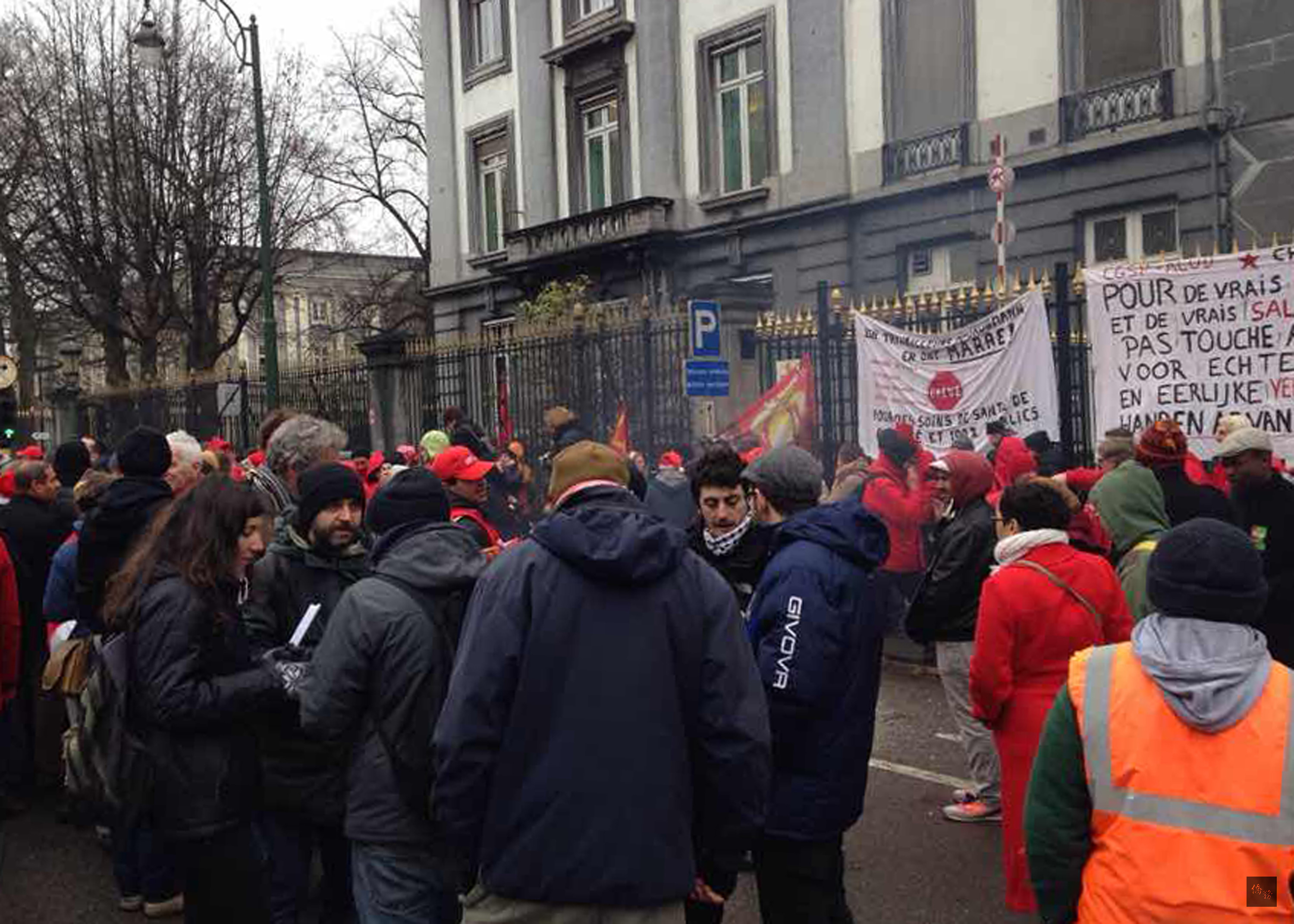 比利時全國大罷工各產業工會紛紛動員,聚集政府辦公大樓外,抗議當局頒布的更緊縮政策,儘管低溫嚴寒,勞工們為了權益與飯碗,硬是要奮力一搏。(中央社提供)