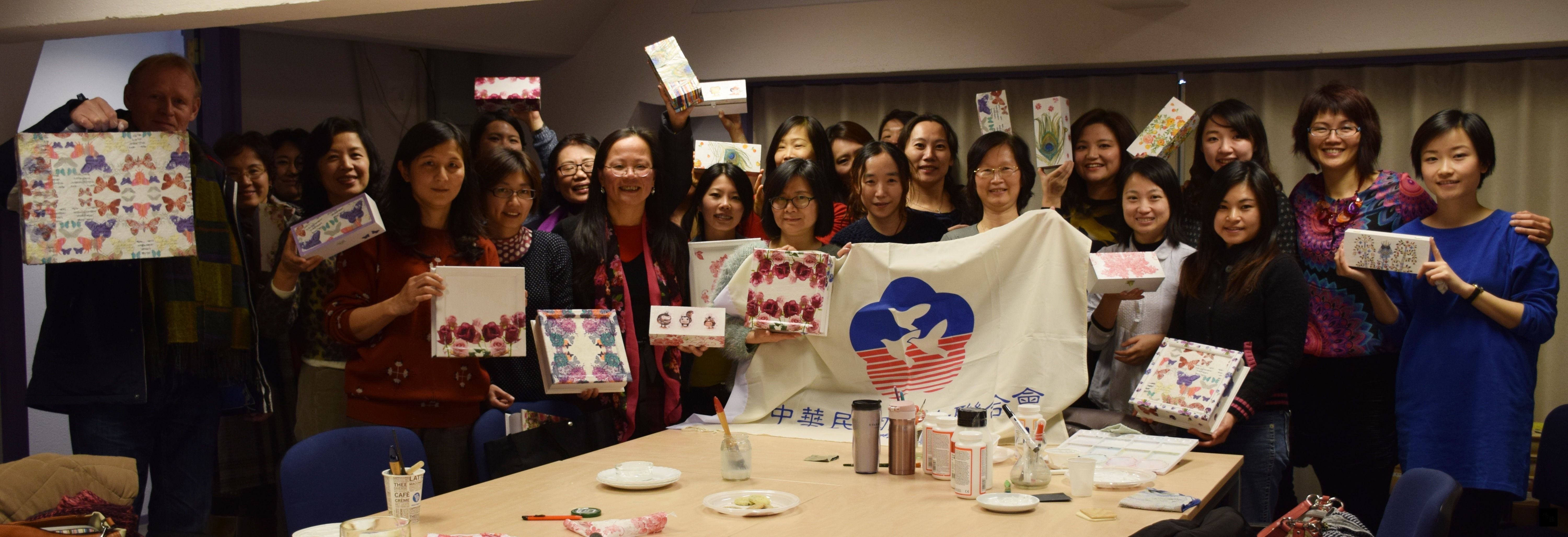 中華婦女聯合會荷蘭分會舉辦「蝶古巴特（DÉCOUPAGE）藝術」體驗活動，30餘位報名學員展示個人作品。（駐荷蘭代表處提供）
