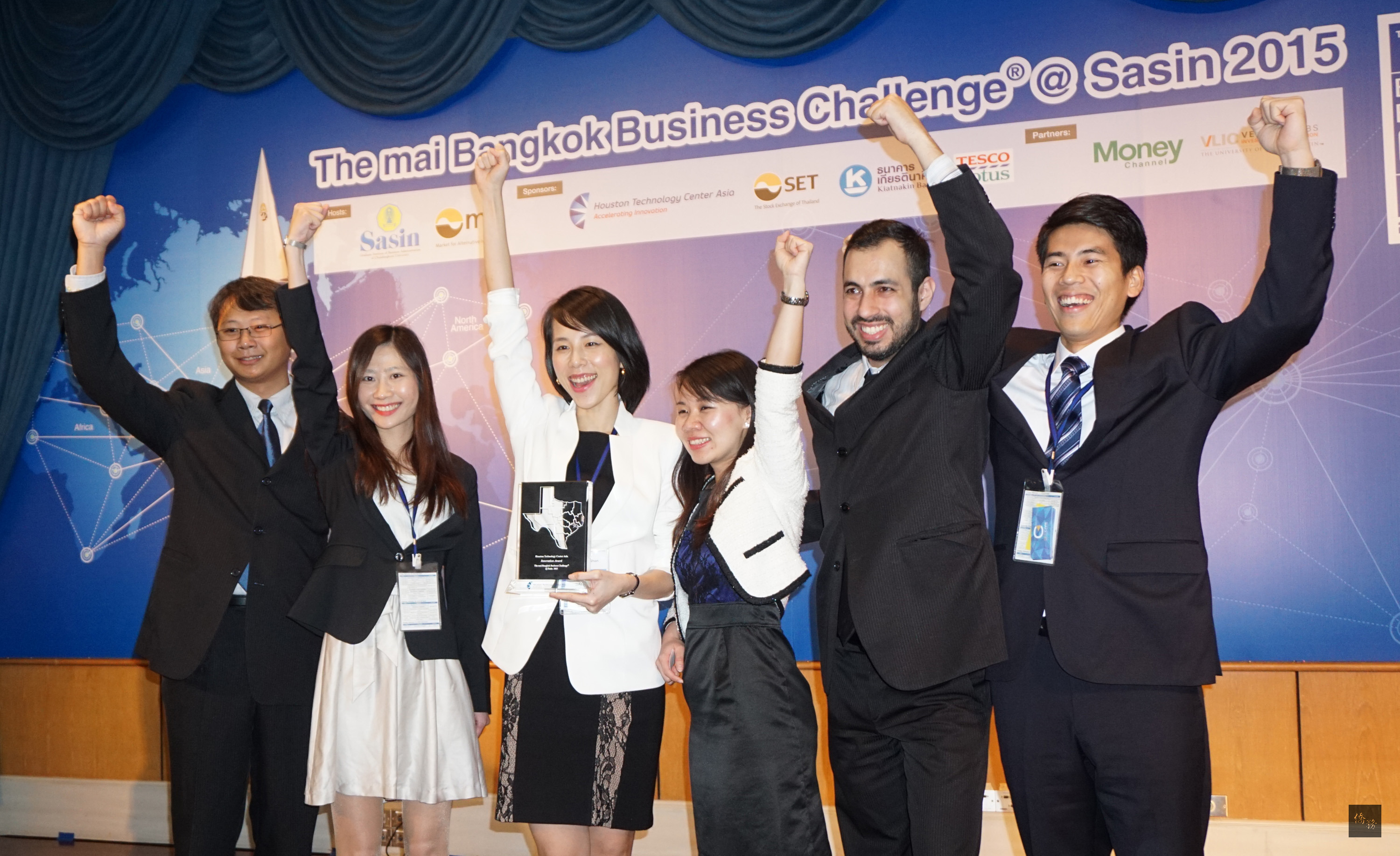 交通大學GMBA組隊參加在泰國曼谷舉行的「全球創業企畫競賽」14日揭曉，由楊念珊(左三）等5人組成的團隊以三分鐘口腔癌檢測儀器，在11國的16隻隊伍中唯一獲得休士頓創新獎的殊榮。（中央社提供）