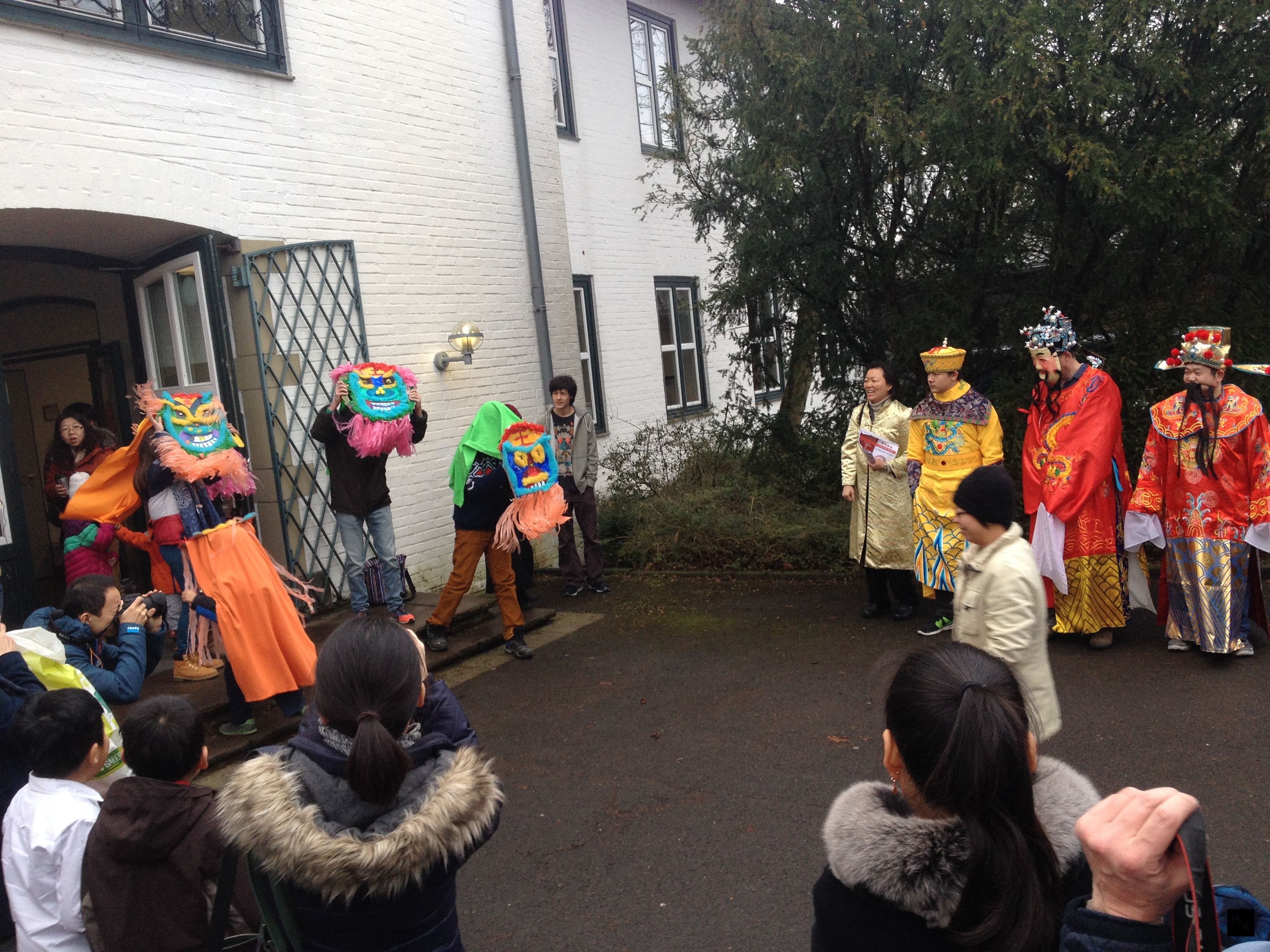 德國杜塞道夫萊茵台北中文學校日前舉行慶祝春節聯歡會，圖為祥獅獻瑞表演。（駐德國代表處提供）