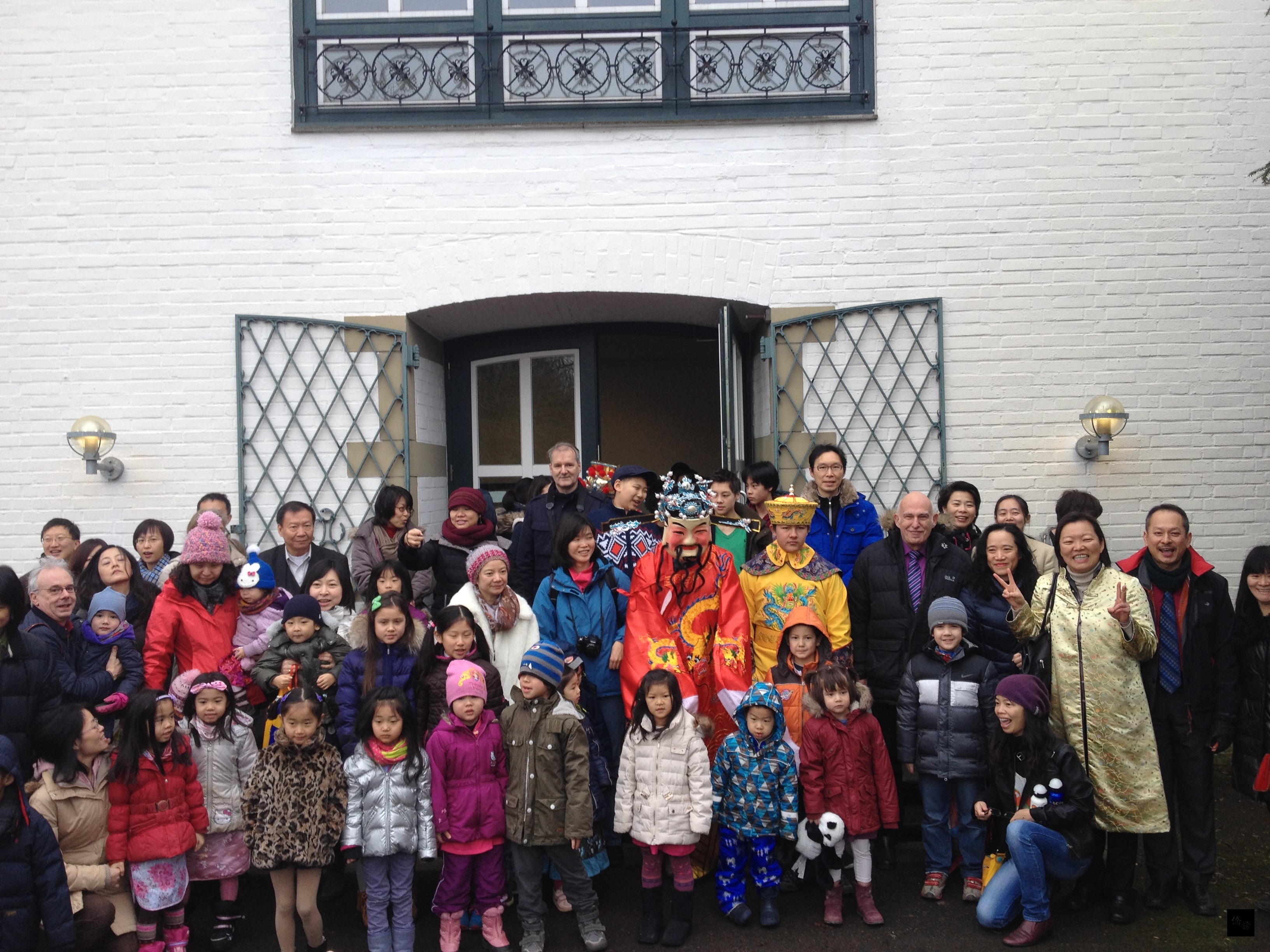 德國杜塞道夫萊茵台北中文學校日前舉行慶祝春節聯歡會，出席人員合影。（駐德國代表處提供）