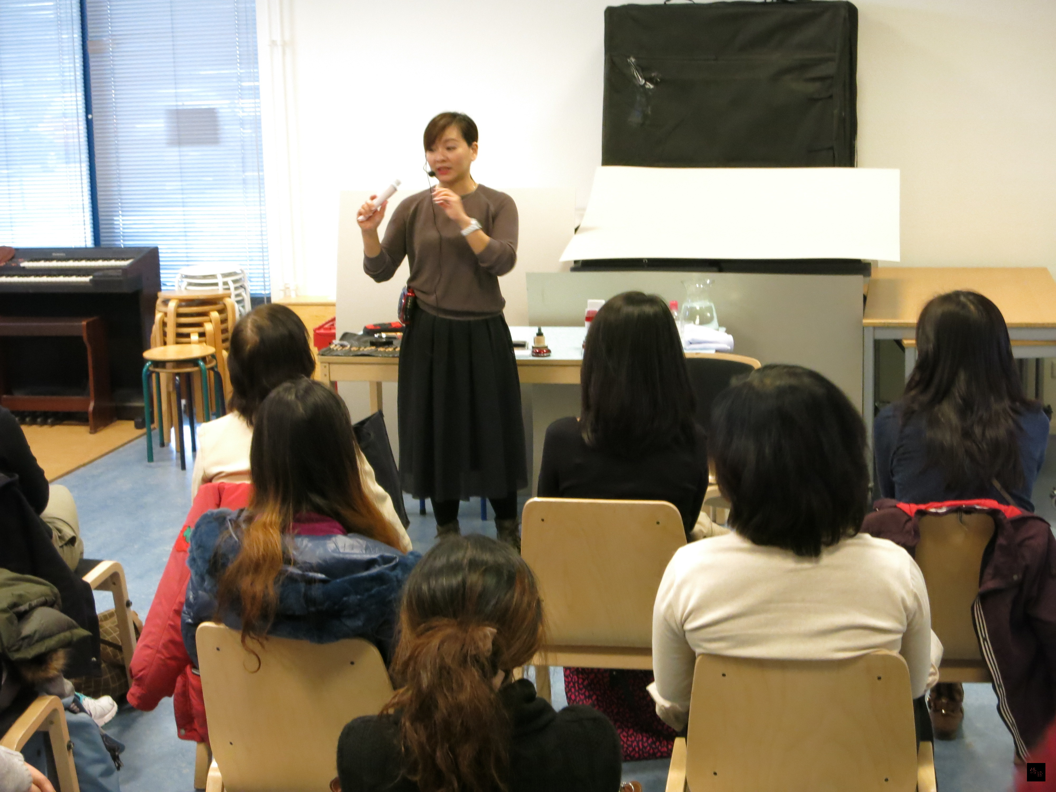 中華婦聯會荷蘭分會邀請彩妝師為婦女朋友說明清潔保養與彩妝的重點。（駐荷蘭代表處提供）