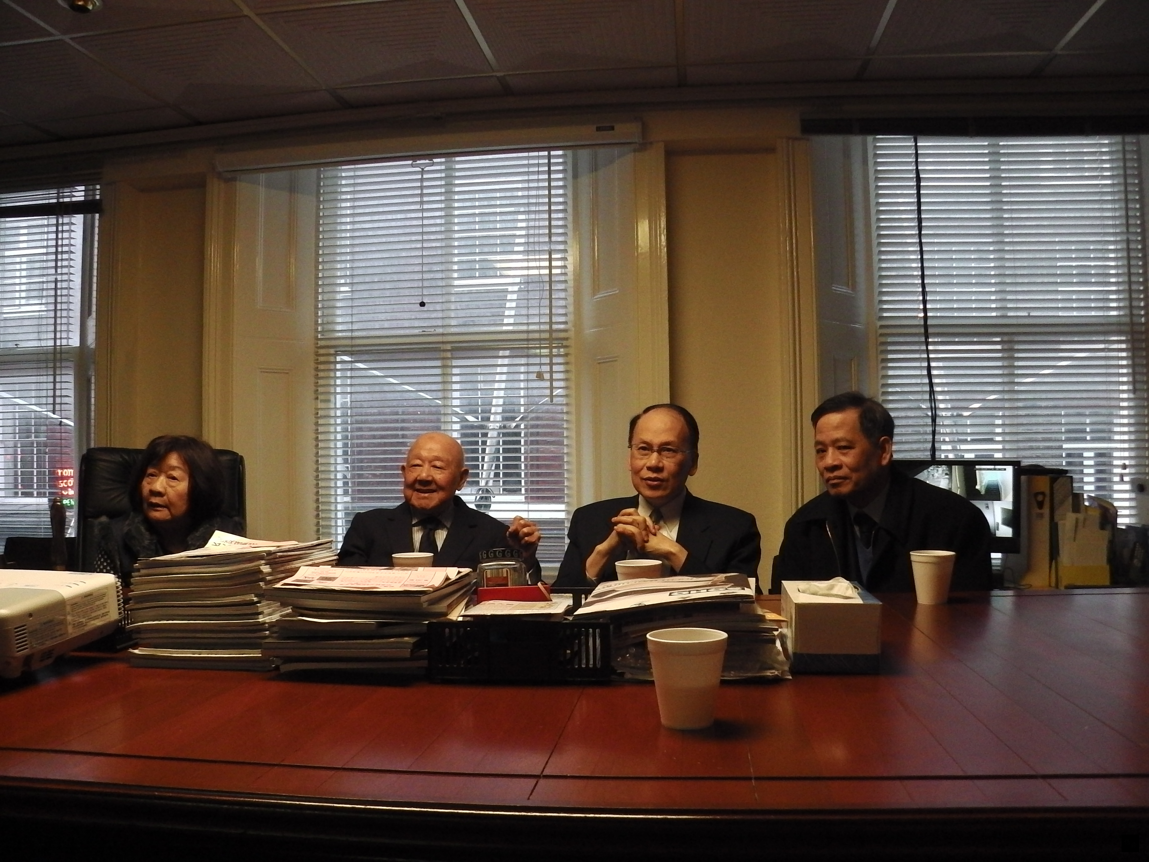 駐英代表劉志攻訪問英國華商總會位於倫敦華埠的會所暨中文學校，右二為劉志攻，左二為前僑務委員鄧鐵嬰，右一為會長李順本。（駐英國代表處提供）