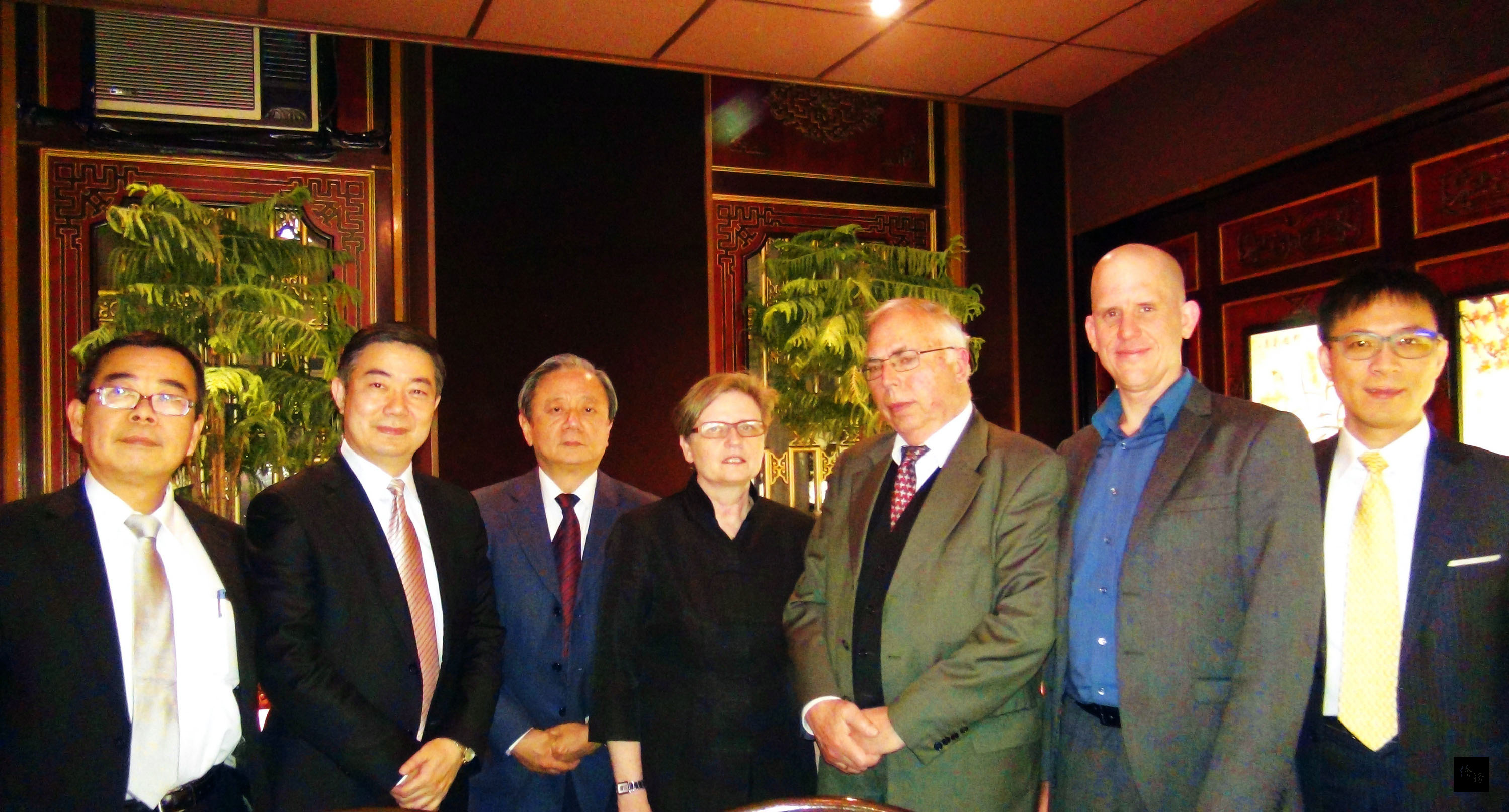 中華民國蔣經國國際學術交流基金會副執行長陳純一(左二)訪問維也納。駐奧地利代表陳連軍(左三) 邀請陳純一與奧地利學者餐敘。(中央社提供)