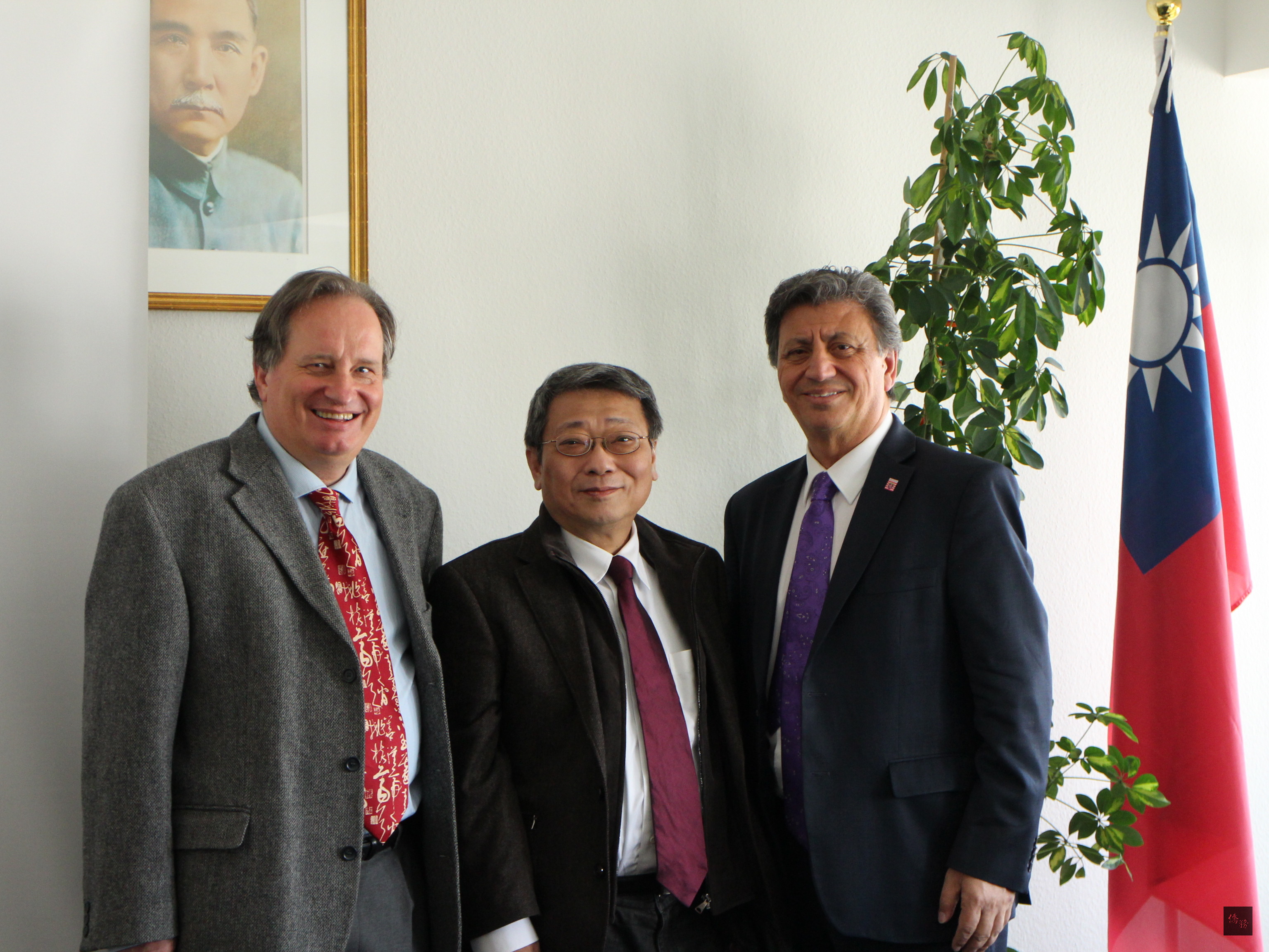 政治評論者范疇（中）在新書發表會演講剛譯成德文出版的新書《台灣是誰的？》，並由黑森邦議員暨黑森邦友台協會會長Ismail Tipi（右）主持、德國知名台灣研究專家Thomas Weyrauch（左）評論。（駐法蘭克福辦事處提供）