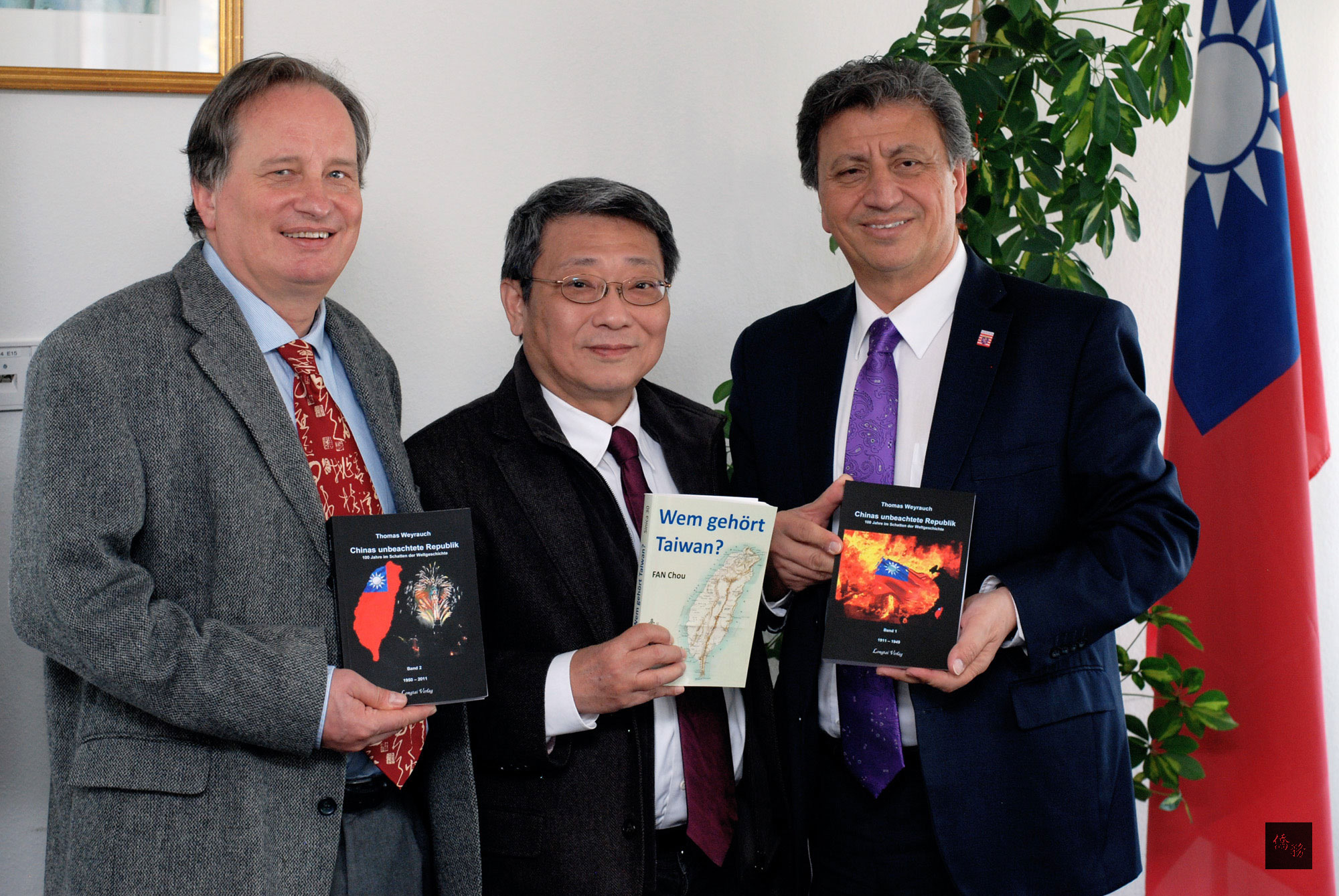政治評論者范疇（中）在新書發表會演講剛譯成德文出版的新書《台灣是誰的？》，並由黑森邦議員暨黑森邦友台協會會長Ismail Tipi（右）主持、德國知名台灣研究專家Thomas Weyrauch（左）評論。（駐法蘭克福辦事處提供）
