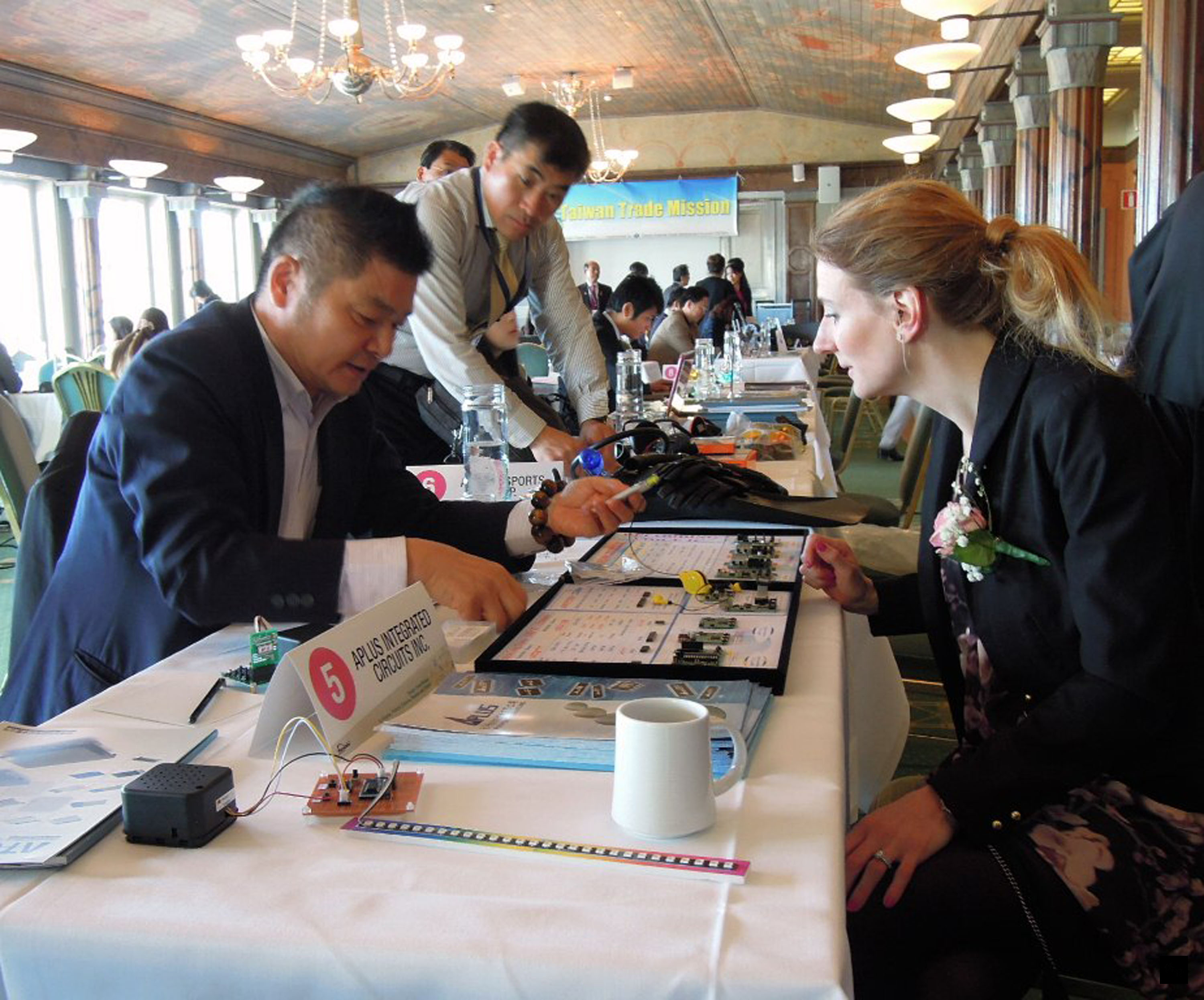 台灣貿易代表團與瑞典廠商於當地時間4月27日舉行貿易洽談會,圖為台灣貿易代表團副團長巨華積體電路總經理郭杉燦為瑞典國會議員賽柏(右)介紹產品。(中央社提供)