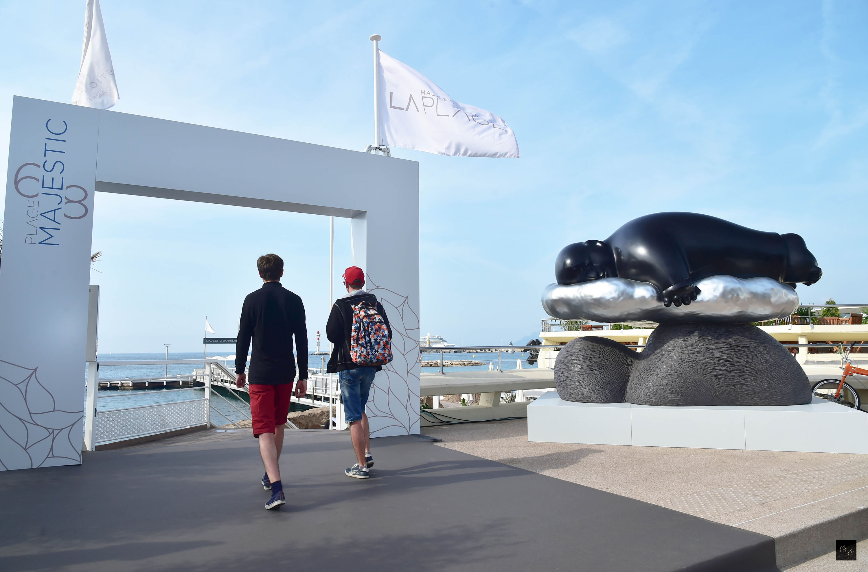 來自台灣雲林的雕塑家李真,首度受邀在法國坎城影展期間展出3件大型作品,墨黑圓潤的造型與蔚藍海岸相映成趣。(中央社提供)