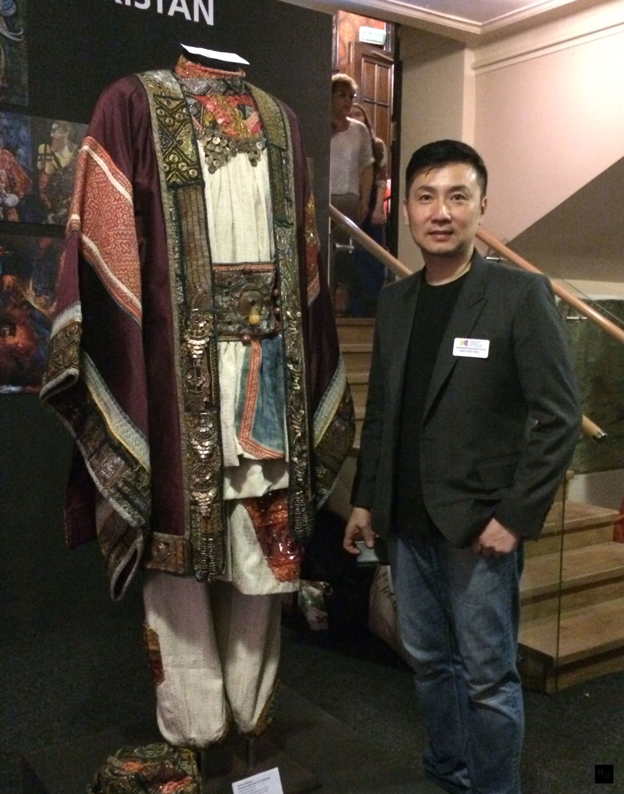 實踐大學高雄校區時尚設計學系副教授林恒正,為台灣豫劇團知名劇作「約/束」設計的華麗戲服於莫斯科展出。(中央社提供)