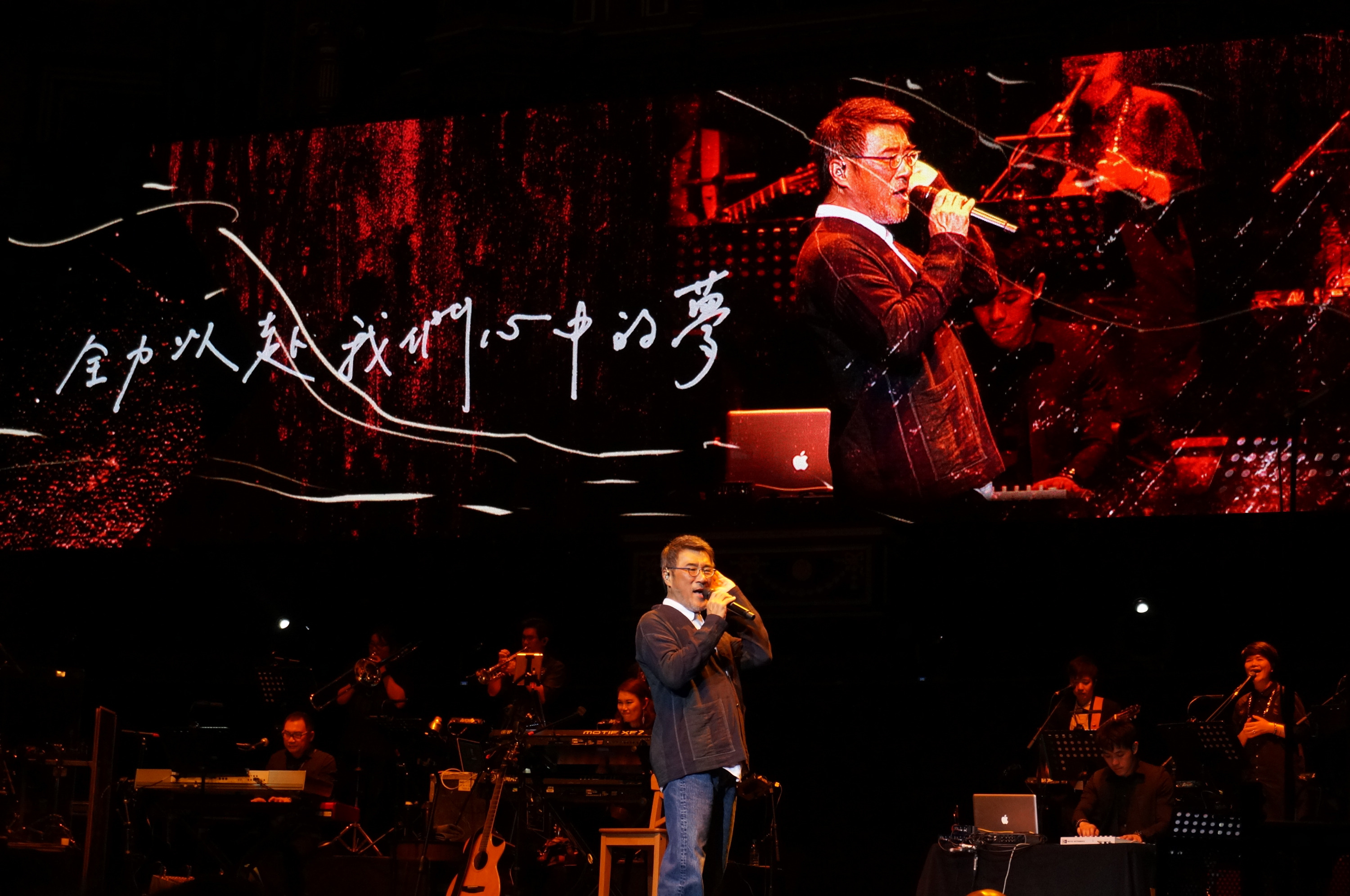 華語流行樂壇教父李宗盛的「既然青春留不住，還是做個大叔好」世界巡迴演唱會，當地時間22日晚間在倫敦著名皇家艾伯特音樂廳首度開唱，為巡演劃下圓滿句點。（中央社提供）