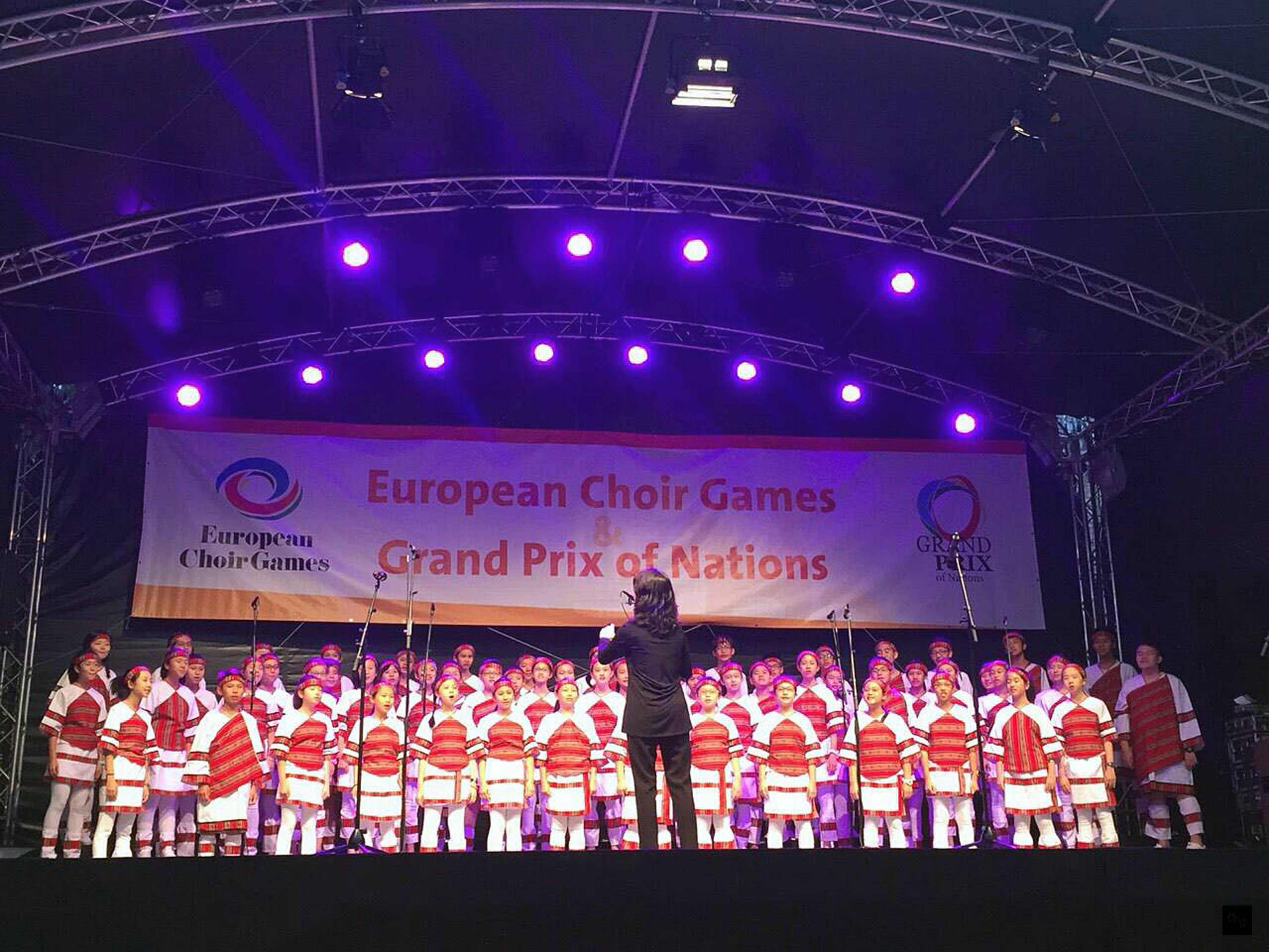 台北市私立復興實驗中學13日指出,代表台灣赴德國馬格德堡參加國際合唱金獎大賽的復興實中合唱團,勇奪金牌。(中央社提供)