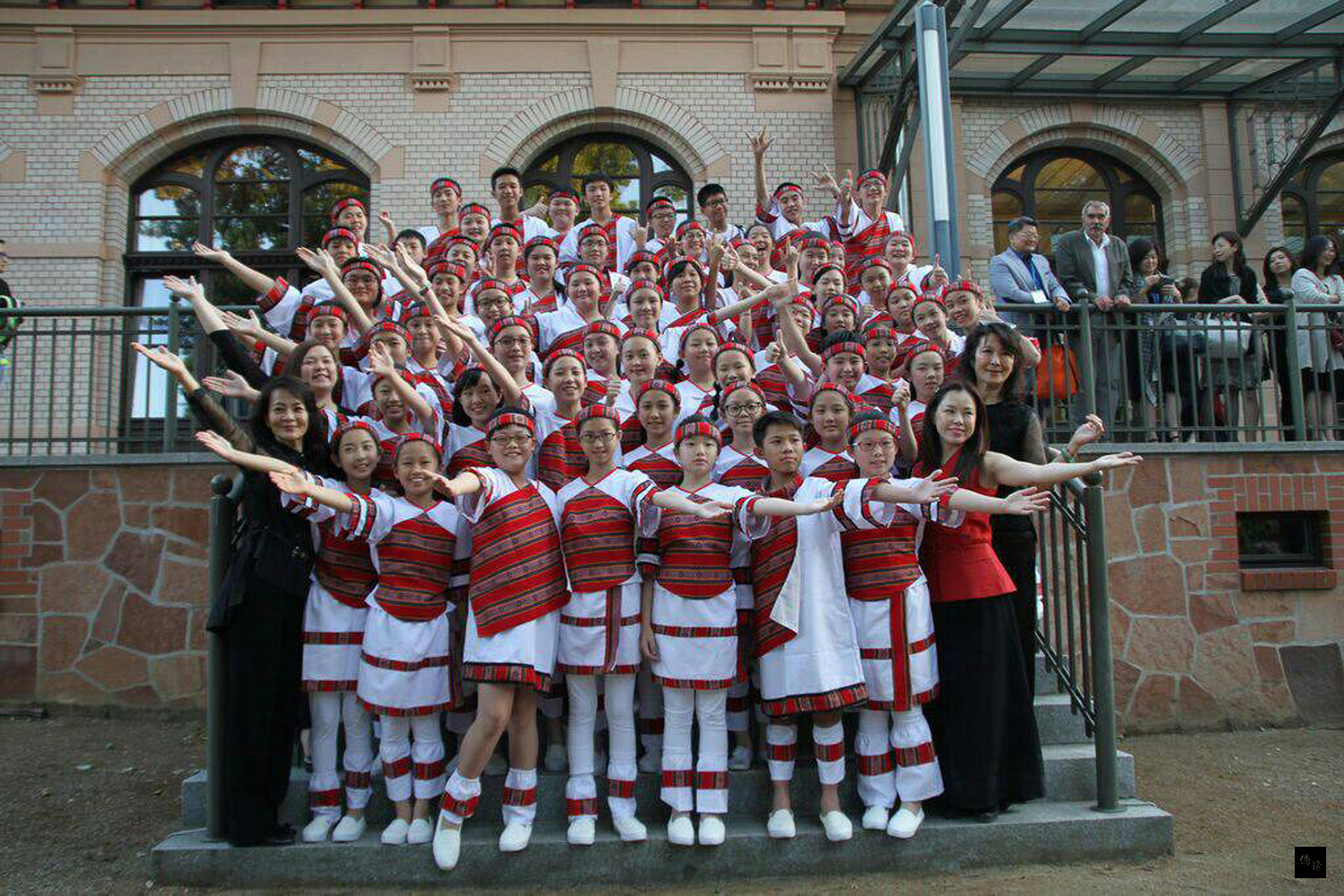 台北市私立復興實驗中學13日指出,代表台灣赴德國馬格德堡參加國際合唱金獎大賽的復興實中合唱團,勇奪金牌。(中央社提供)