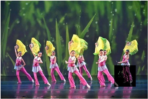 新北市「心悅舞蹈劇團」與台中「千禧舞蹈團」聯合參加義北帕爾瑪省(Parma)貝切爾德(Berceto)藝術節,圖為心悅舞蹈劇團演出「歡慶佳節」劇照之羽扇舞。(心悅舞蹈劇團提供)