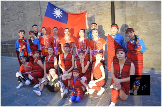 新北市「心悅舞蹈劇團」與台中「千禧舞蹈團」聯合參加義北帕爾瑪省(Parma)貝切爾德(Berceto)藝術節,圖為心悅舞蹈劇團.千禧舞團合演原鄉歡歌舞者合影。(心悅舞蹈劇團提供)