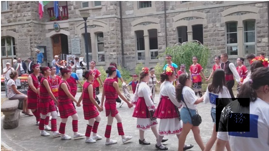 新北市「心悅舞蹈劇團」與台中「千禧舞蹈團」聯合參加義北帕爾瑪省(Parma)貝切爾德(Berceto)藝術節,圖為外國舞者及市民也加入台灣舞團「原鄉歡歌」陣容。(心悅舞蹈劇團提供)