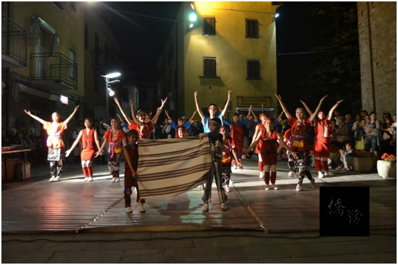 新北市「心悅舞蹈劇團」與台中「千禧舞蹈團」聯合參加義北帕爾瑪省(Parma)貝切爾德(Berceto)藝術節,圖為「原鄉歡歌」劇照。(心悅舞蹈劇團提供)