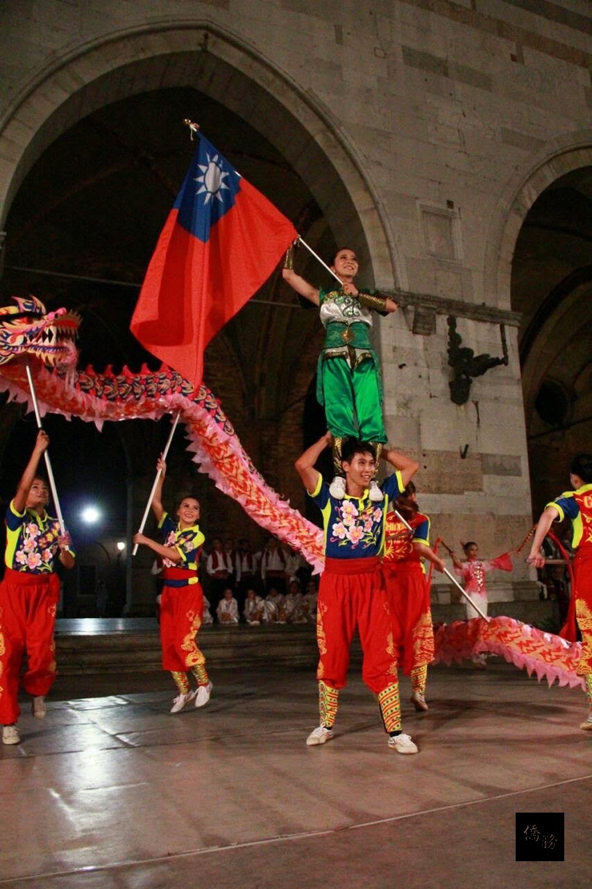 來自雲林濁水溪舞蹈團參加8月5日至30日的義北Parma省Berceto國際藝術節,展現台灣本土民俗文化藝術的巨龍、雙獅和民俗民間藝術的結合大串演,描述對台灣這塊土地的愛和疼惜。(僑務委員劉鴻源提供)