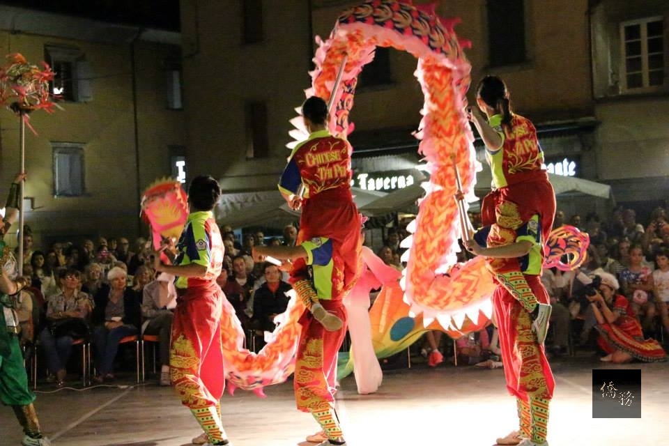 來自雲林濁水溪舞蹈團參加8月5日至30日的義北Parma省Berceto國際藝術節,展現台灣本土民俗文化藝術的巨龍、雙獅和民俗民間藝術的結合大串演,描述對台灣這塊土地的愛和疼惜。(僑務委員劉鴻源提供)