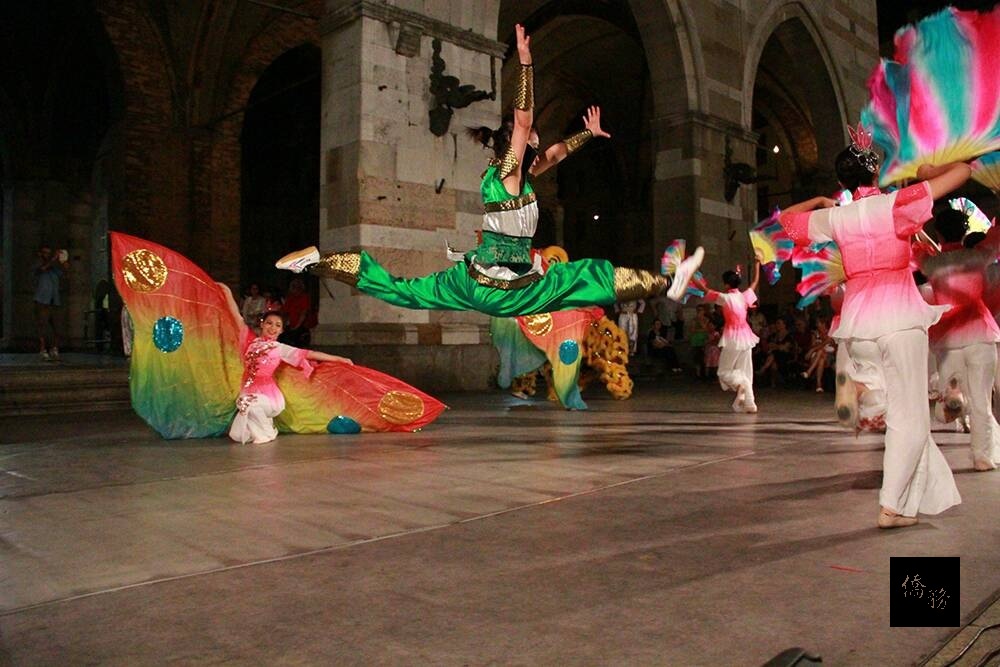 來自雲林濁水溪舞蹈團參加8月5日至30日的義北Parma省Berceto國際藝術節,展現台灣本土民俗文化藝術的巨龍、雙獅和民俗民間藝術的結合大串演,描述對台灣這塊土地的愛和疼惜。(僑務委員劉鴻源提供)