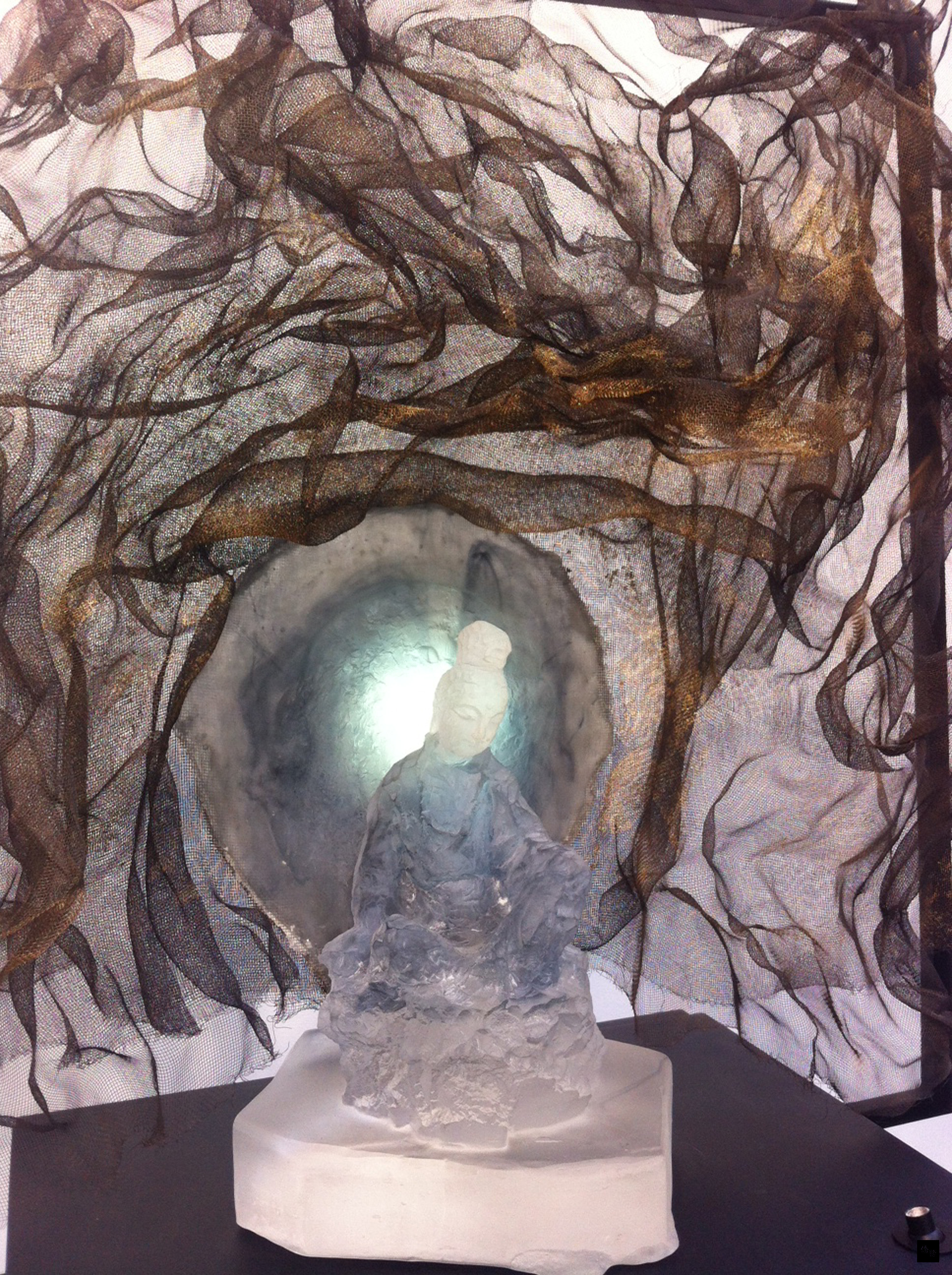 琉璃藝術家楊惠姍參加於10日起在巴黎展開的精緻工藝博覽會，展出作品「更見菩提」靈感源自她一耳失聰經驗，病痛促使她嘗試以柔美的琉璃結合剛硬的材質，也成功有所突破。（中央社提供）