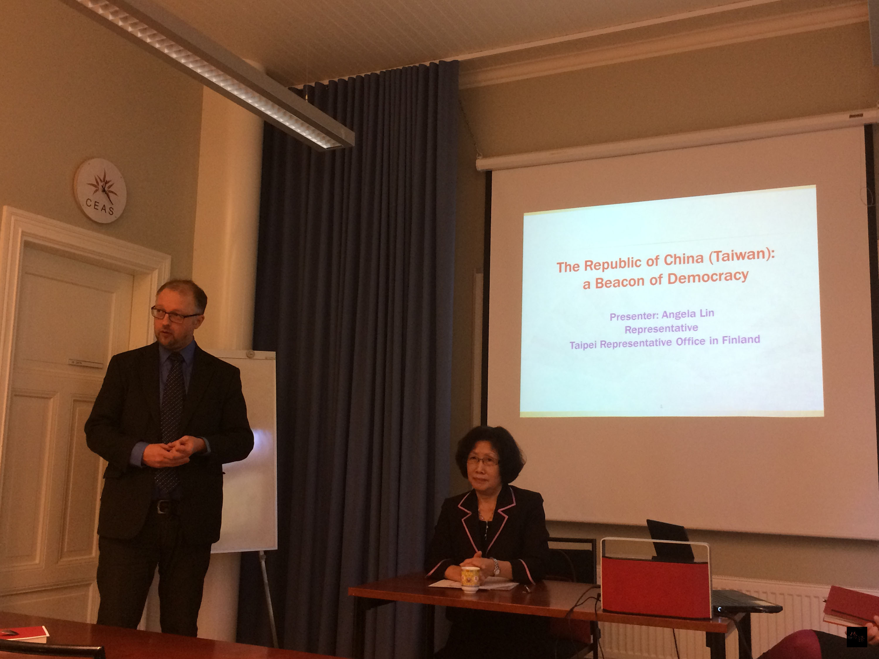 駐芬蘭代表處於當地時間15日與土爾庫大學東亞研究中心合辦總統馬英九與歐洲議會議員視訊會議後座談，由該中心主任Lauri Paltemaa擔任引言人，駐芬蘭代表林錦蓮擔任主講。（中央社提供）