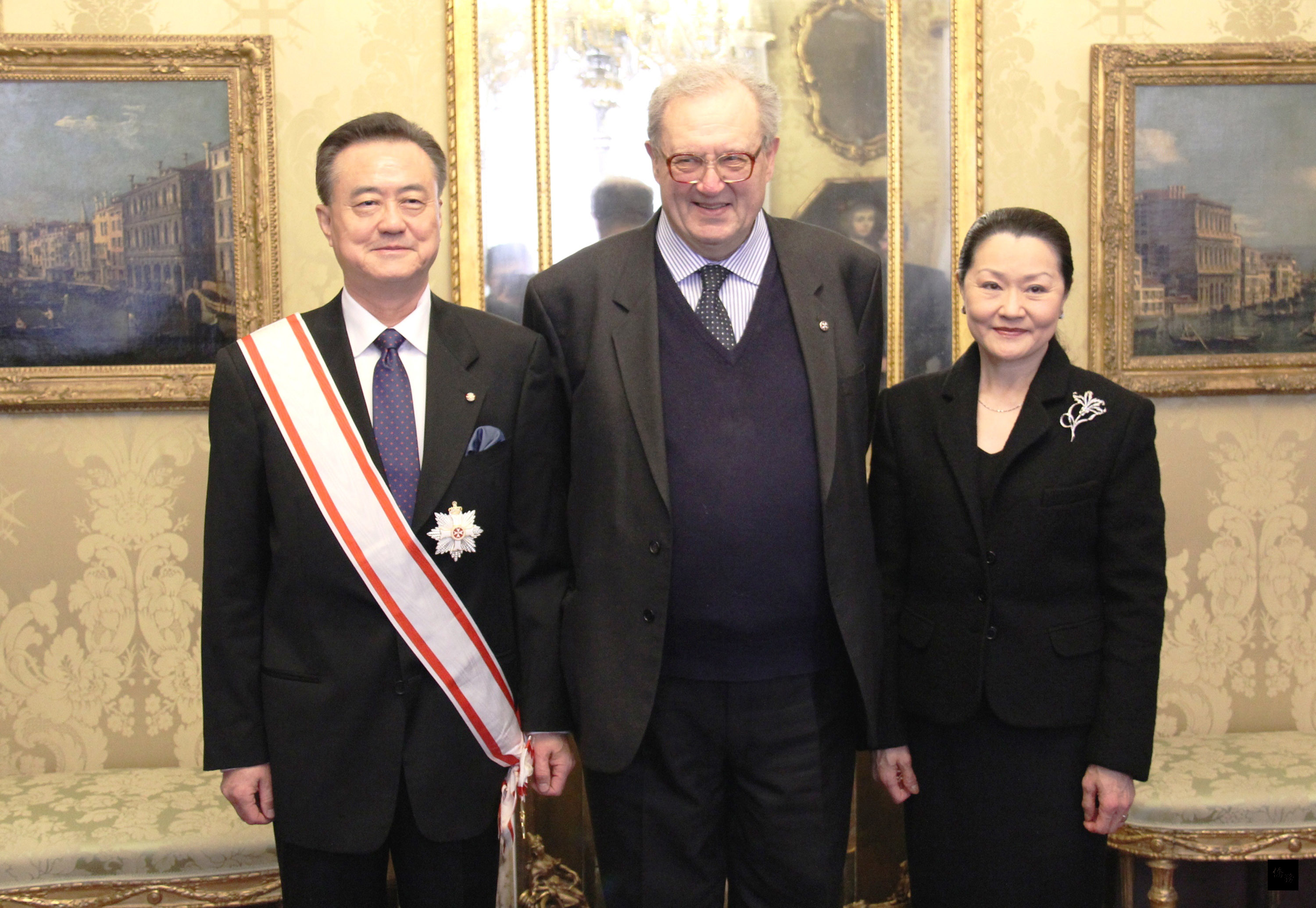 馬爾他騎士團元首費斯汀大教長（中）於當地時間2日中午於該團總部，親自頒贈「馬爾他騎士團大綬大十字功績勳章」予駐教廷大使王豫元。（中央社提供）