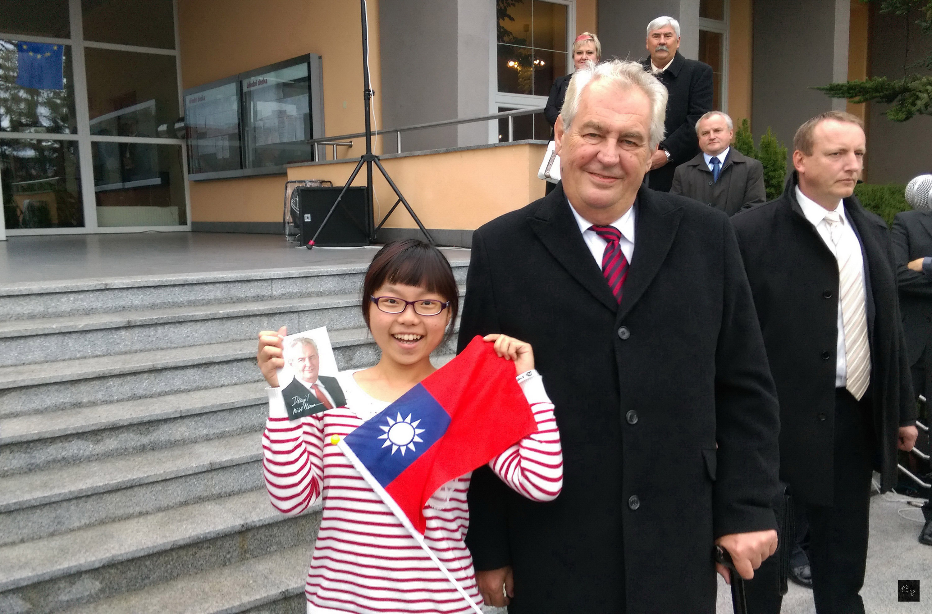 嘉義大學生盧瑋葶(左)參加海外成長計畫,遇到捷克總統齊曼(Milos Zeman)(左二),她拿出國旗與齊曼合照,意外登上捷克媒體,讓捷克人民「看見台灣」。(中央社提供)