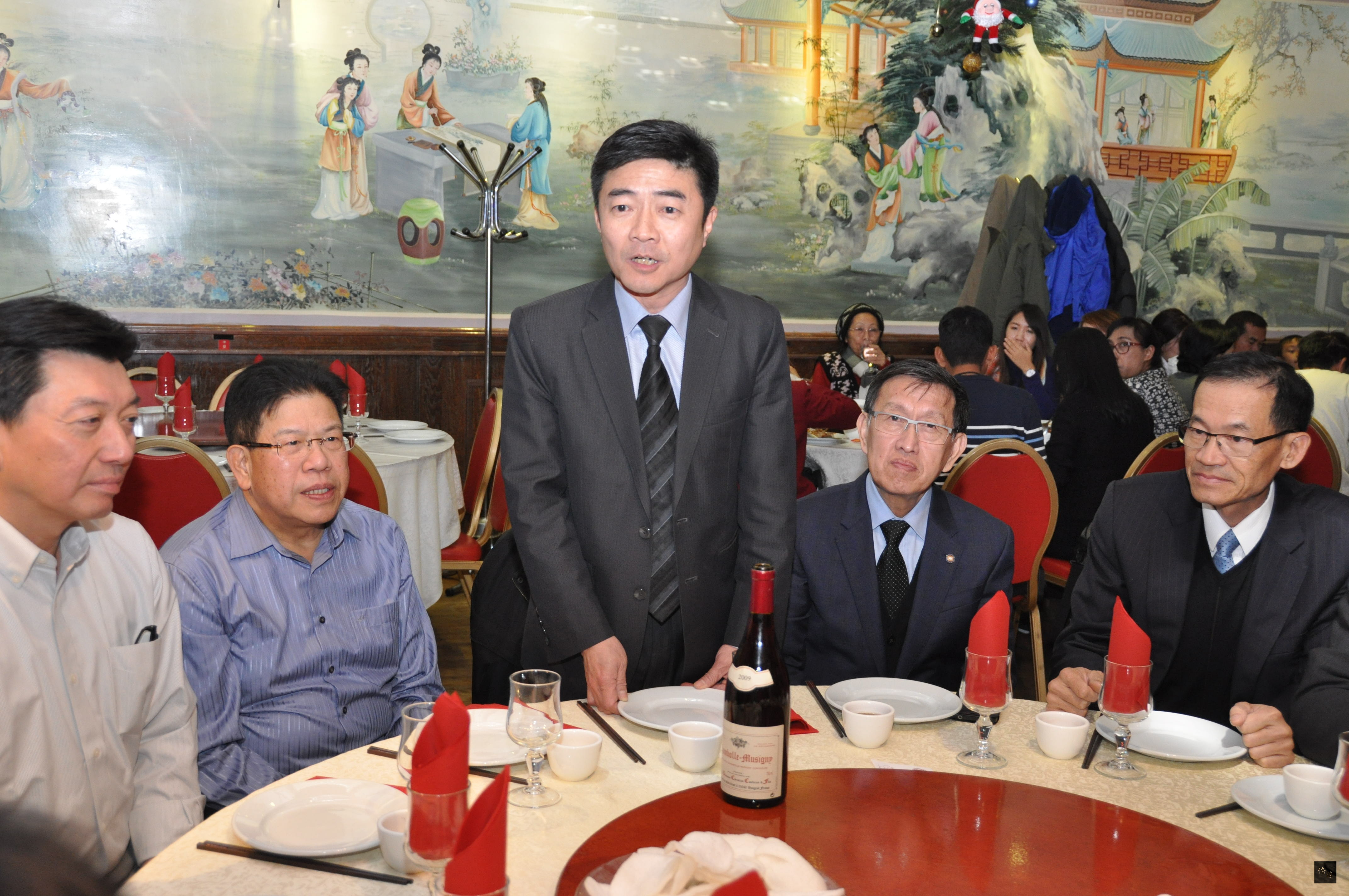 駐法副代表胡正浩（立者）於僑領歲末歡敍時致詞感謝在座嘉賓年來鼎力襄贊代表處推動總體外交暨僑務工作。（駐法國代表處提供）