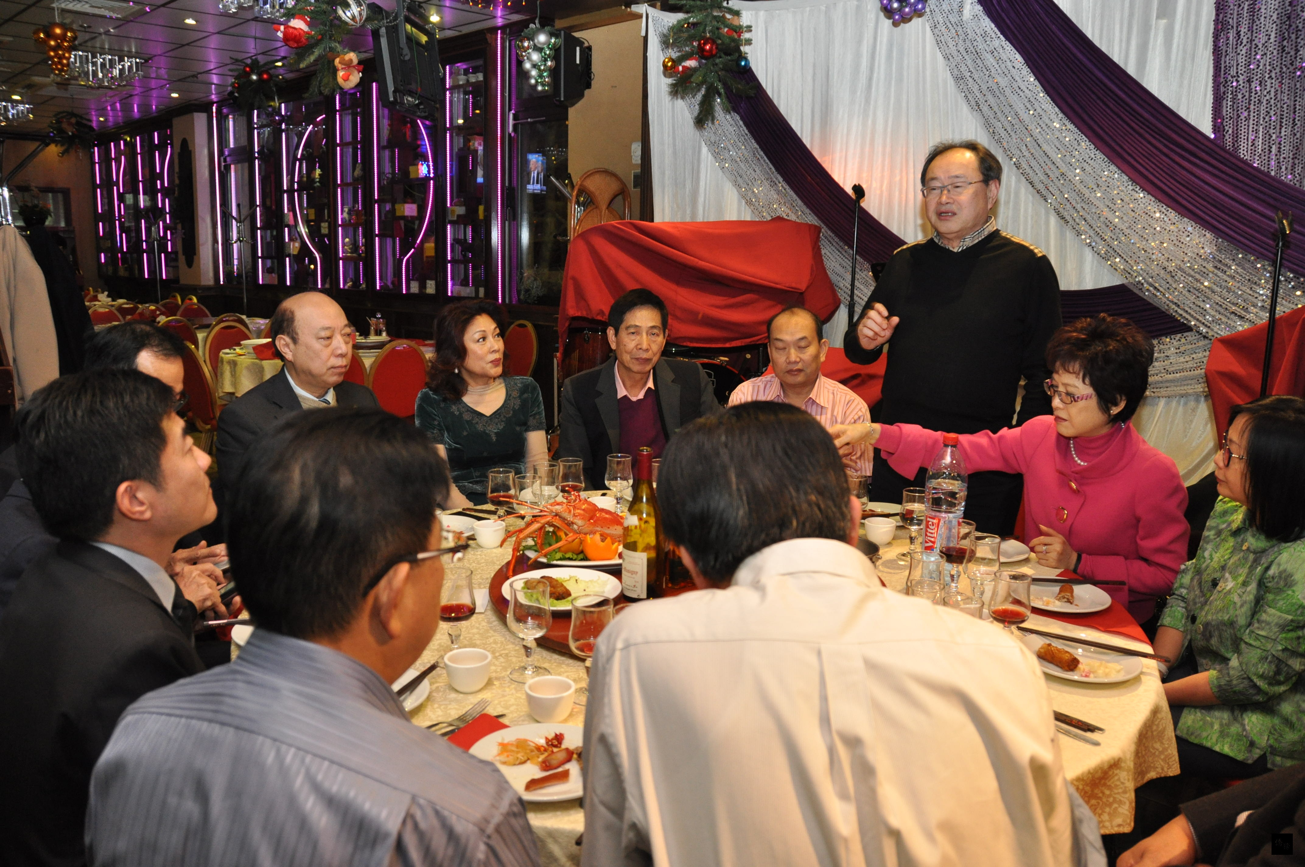 駐法副代表與僑領歲末歡敍，僑務諮詢委員蔡國泰（立者）應邀代表答謝代表處與僑務委員會長期以來的關懷與照顧。（駐法國代表處提供）